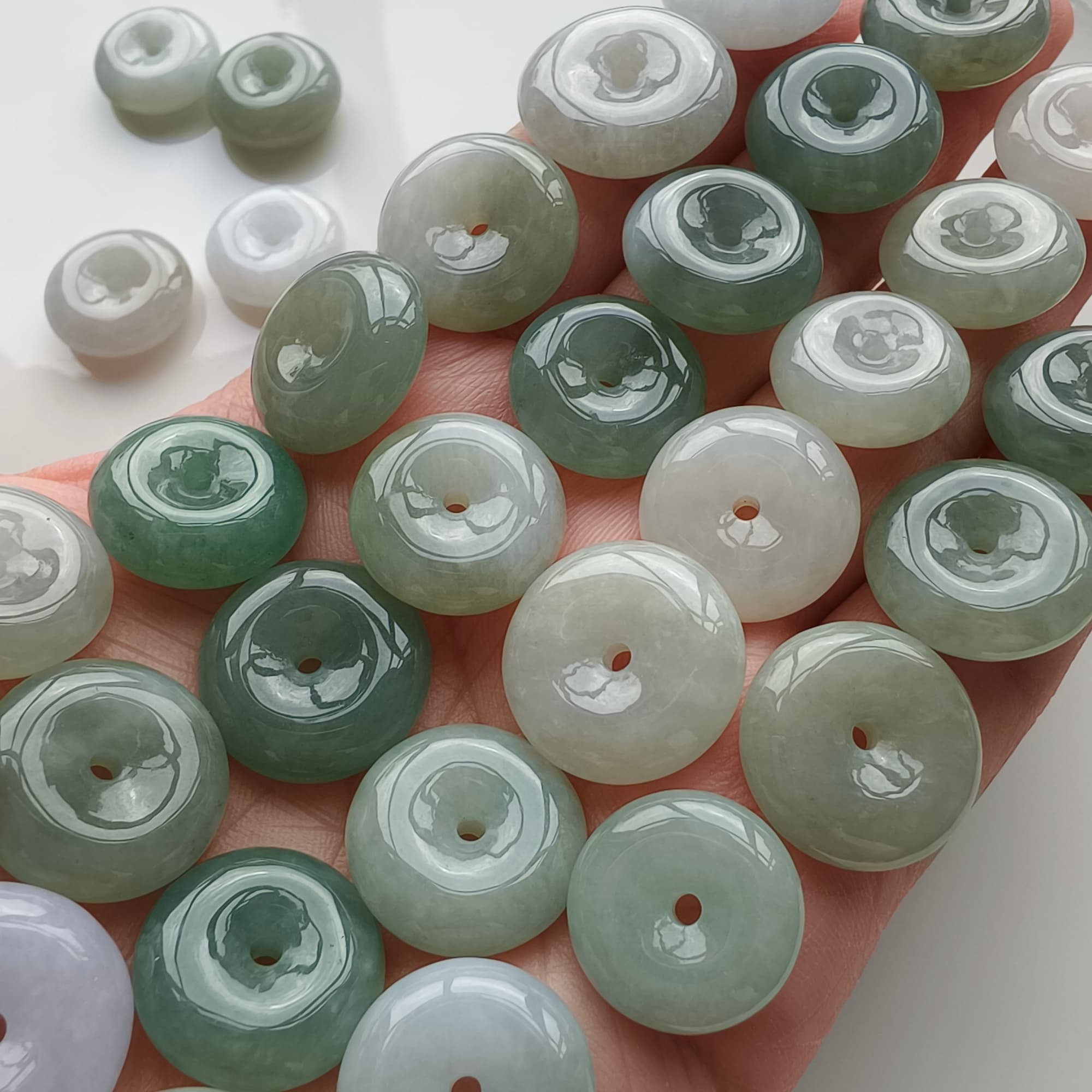 DDP 5pcs 16.5-18mm Natural Type A Untreated Icy Oil Green White Burmese Jadeite Safety Buckle Beads