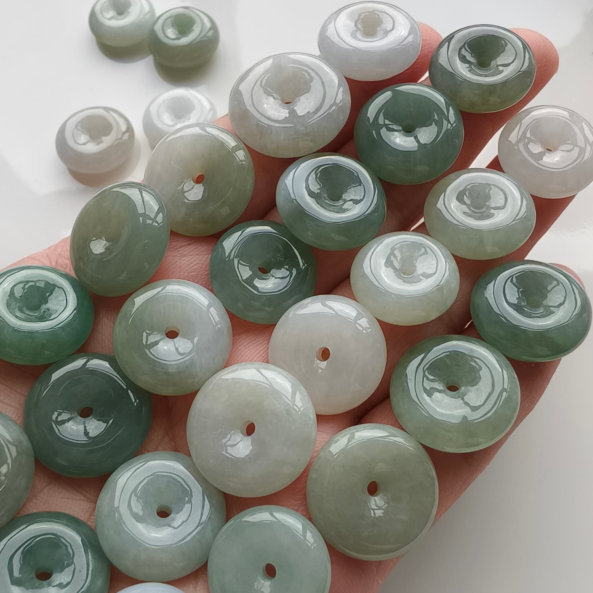 DDP 5pcs 16.5-18mm Natural Type A Untreated Icy Oil Green White Burmese Jadeite Safety Buckle Beads