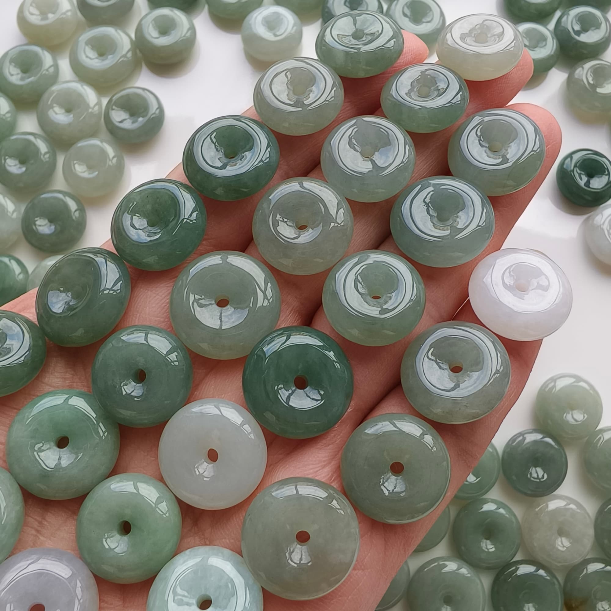 DDP 5pcs 15-17.5mm Natural Type A Untreated Icy Oil Green White Burmese Jadeite Safety Buckle Beads