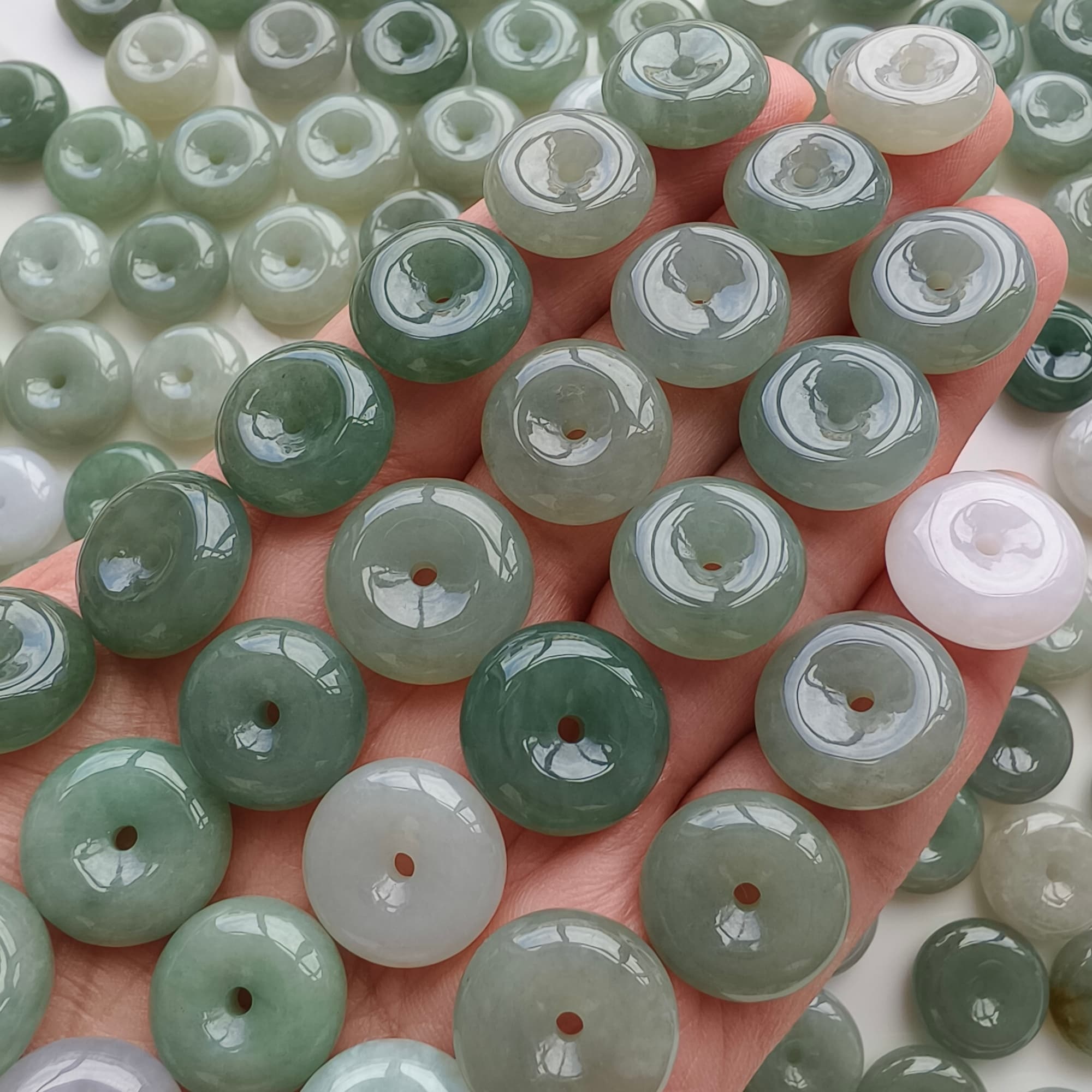 DDP 5pcs 15-17.5mm Natural Type A Untreated Icy Oil Green White Burmese Jadeite Safety Buckle Beads