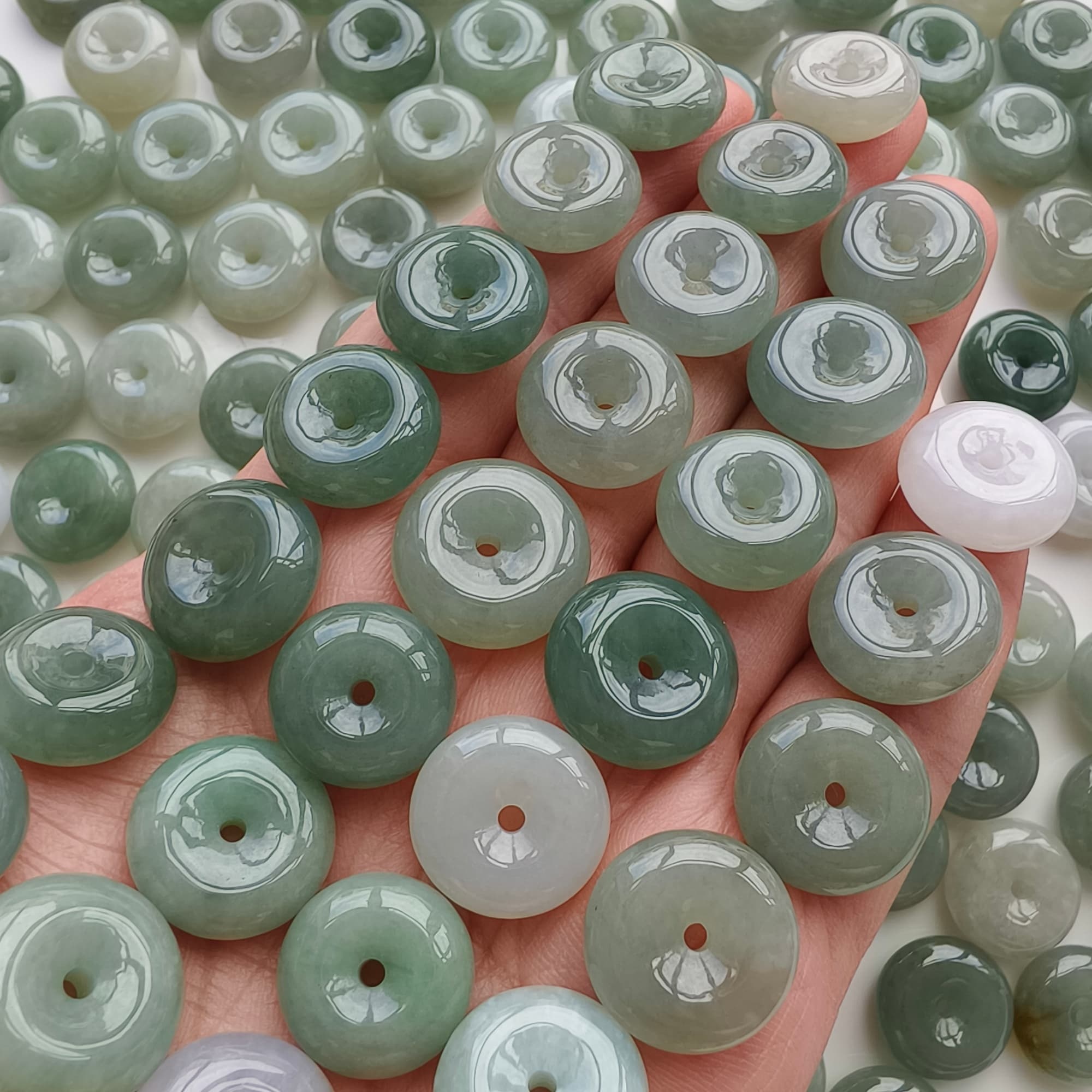 DDP 5pcs 15-17.5mm Natural Type A Untreated Icy Oil Green White Burmese Jadeite Safety Buckle Beads