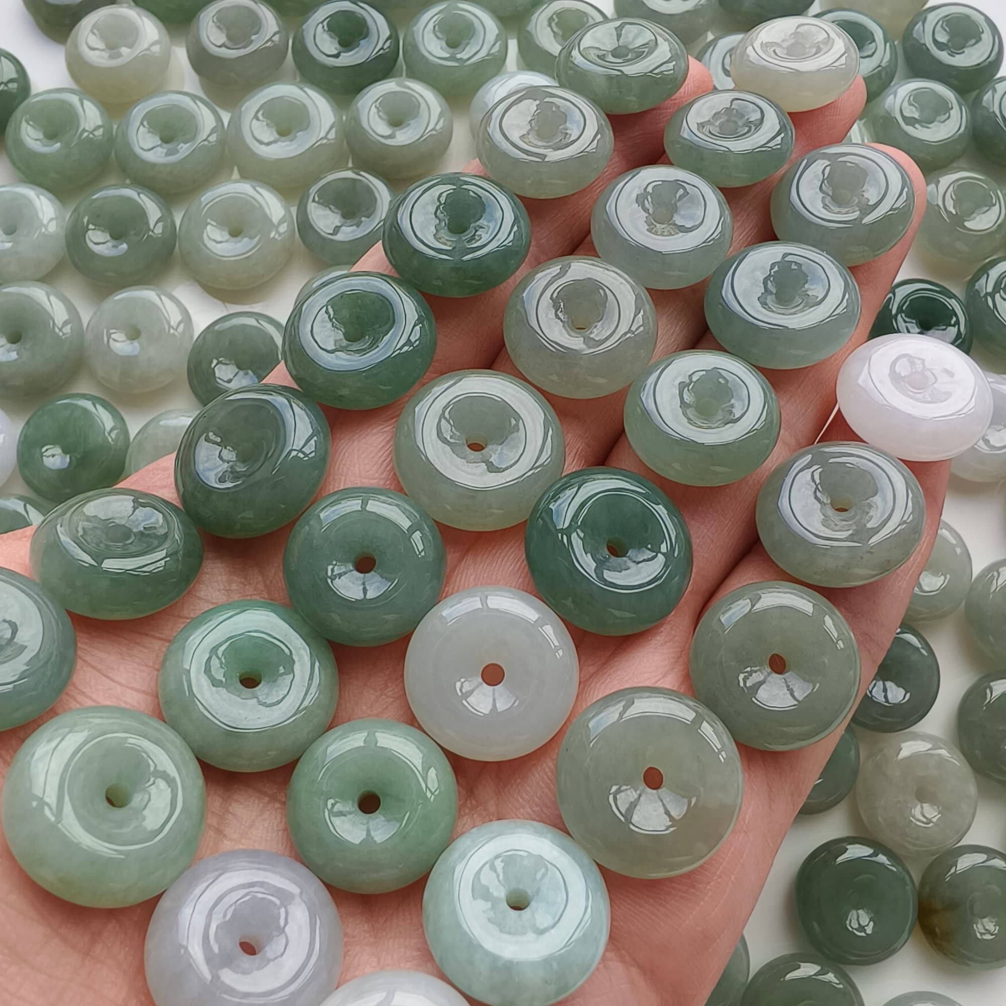 DDP 5pcs 15-17.5mm Natural Type A Untreated Icy Oil Green White Burmese Jadeite Safety Buckle Beads