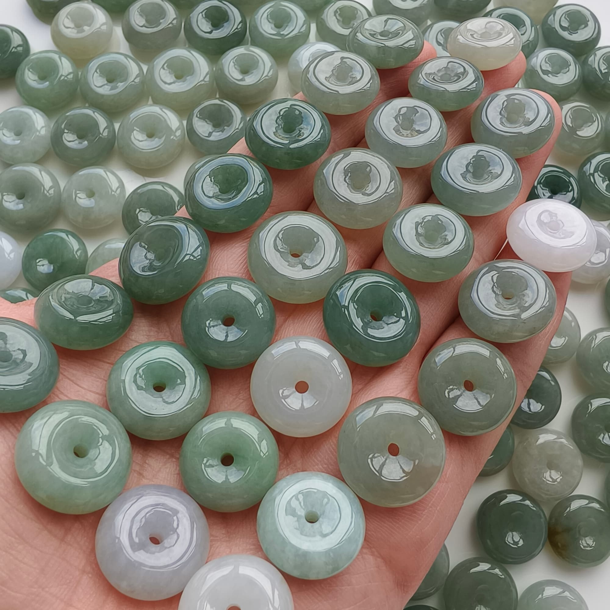 DDP 5pcs 15-17.5mm Natural Type A Untreated Icy Oil Green White Burmese Jadeite Safety Buckle Beads