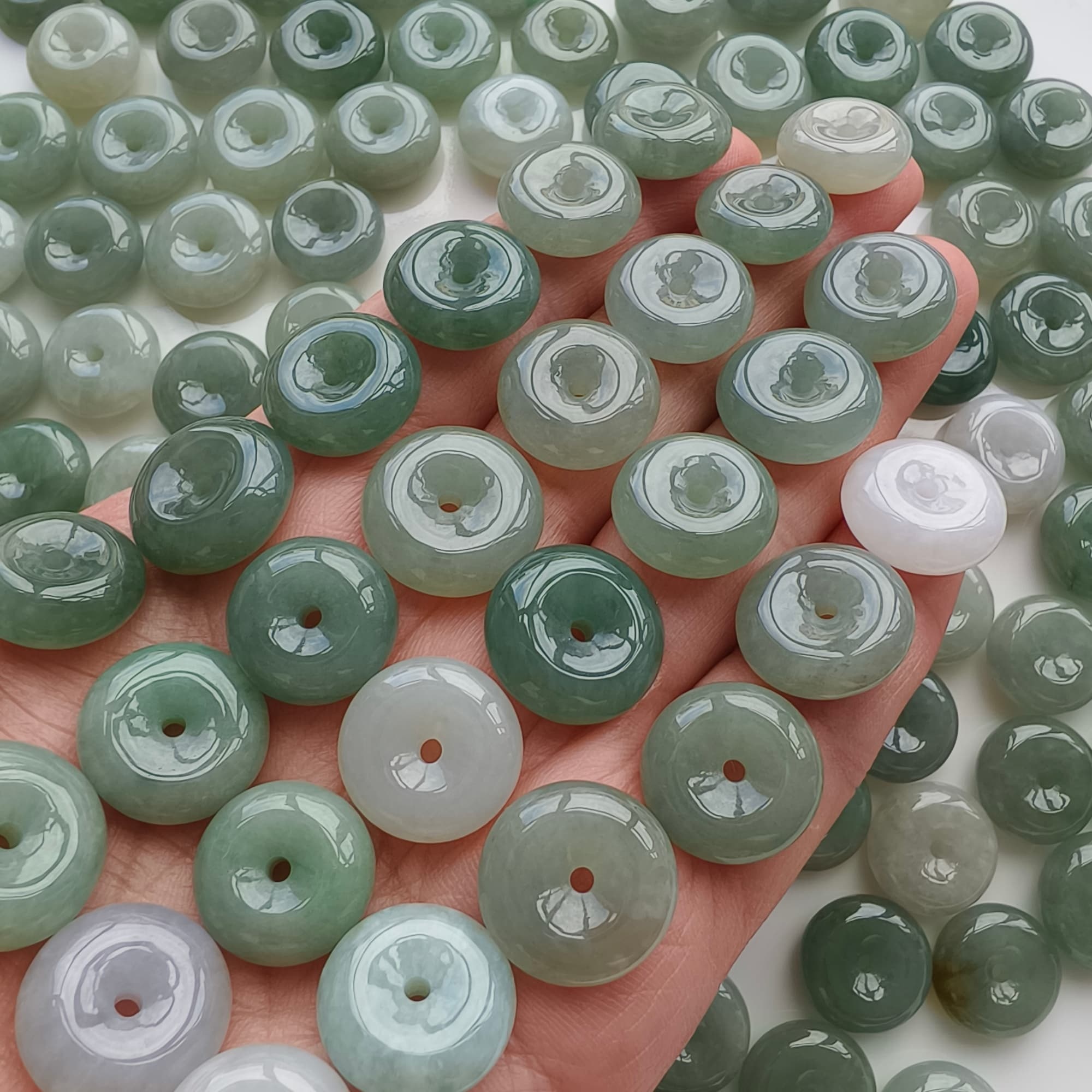 DDP 5pcs 15-17.5mm Natural Type A Untreated Icy Oil Green White Burmese Jadeite Safety Buckle Beads