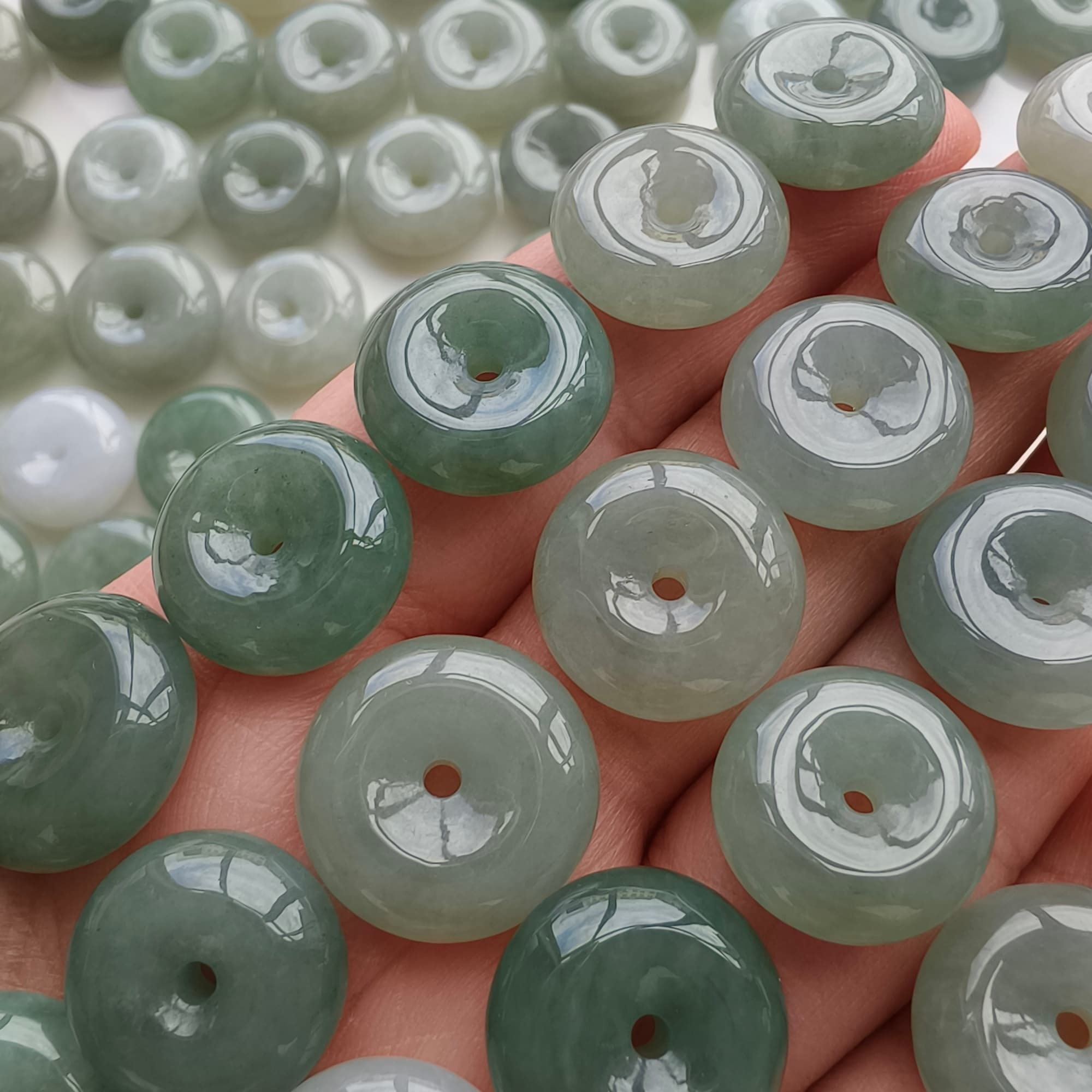 DDP 5pcs 15-17.5mm Natural Type A Untreated Icy Oil Green White Burmese Jadeite Safety Buckle Beads