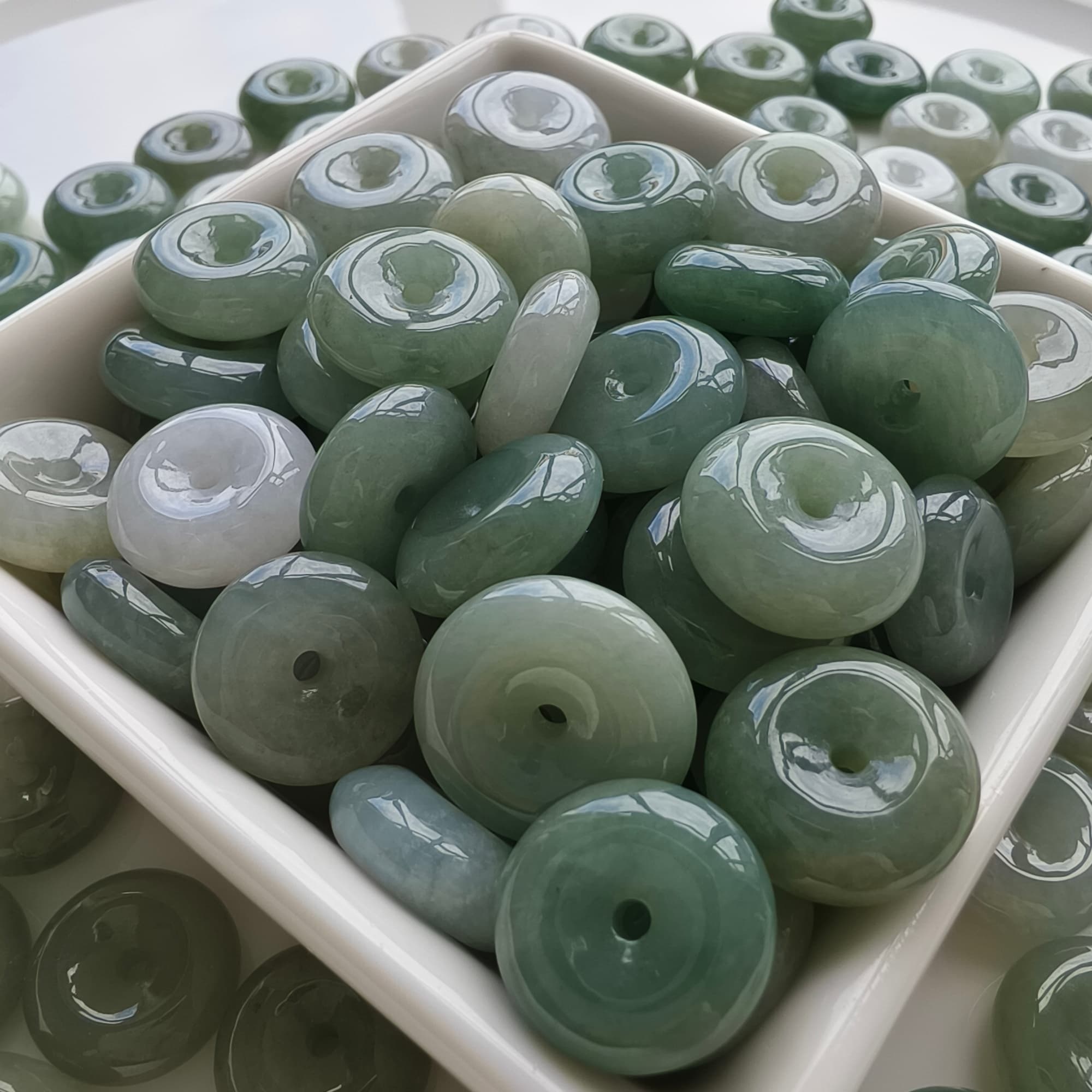 DDP 5pcs 15-17.5mm Natural Type A Untreated Icy Oil Green White Burmese Jadeite Safety Buckle Beads