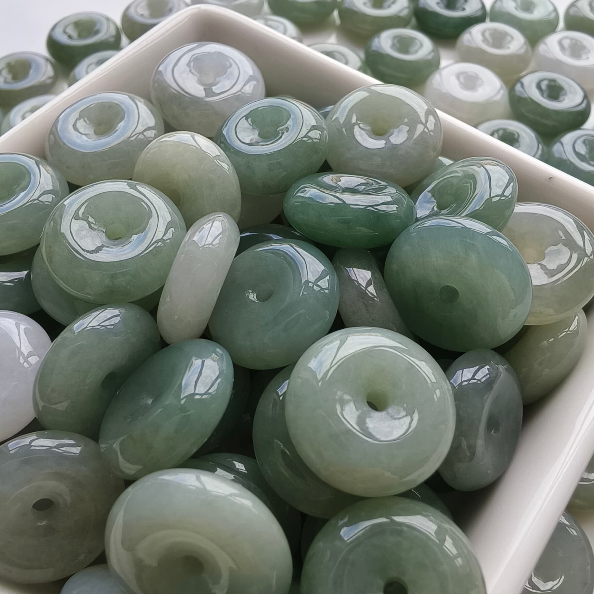 DDP 5pcs 15-17.5mm Natural Type A Untreated Icy Oil Green White Burmese Jadeite Safety Buckle Beads