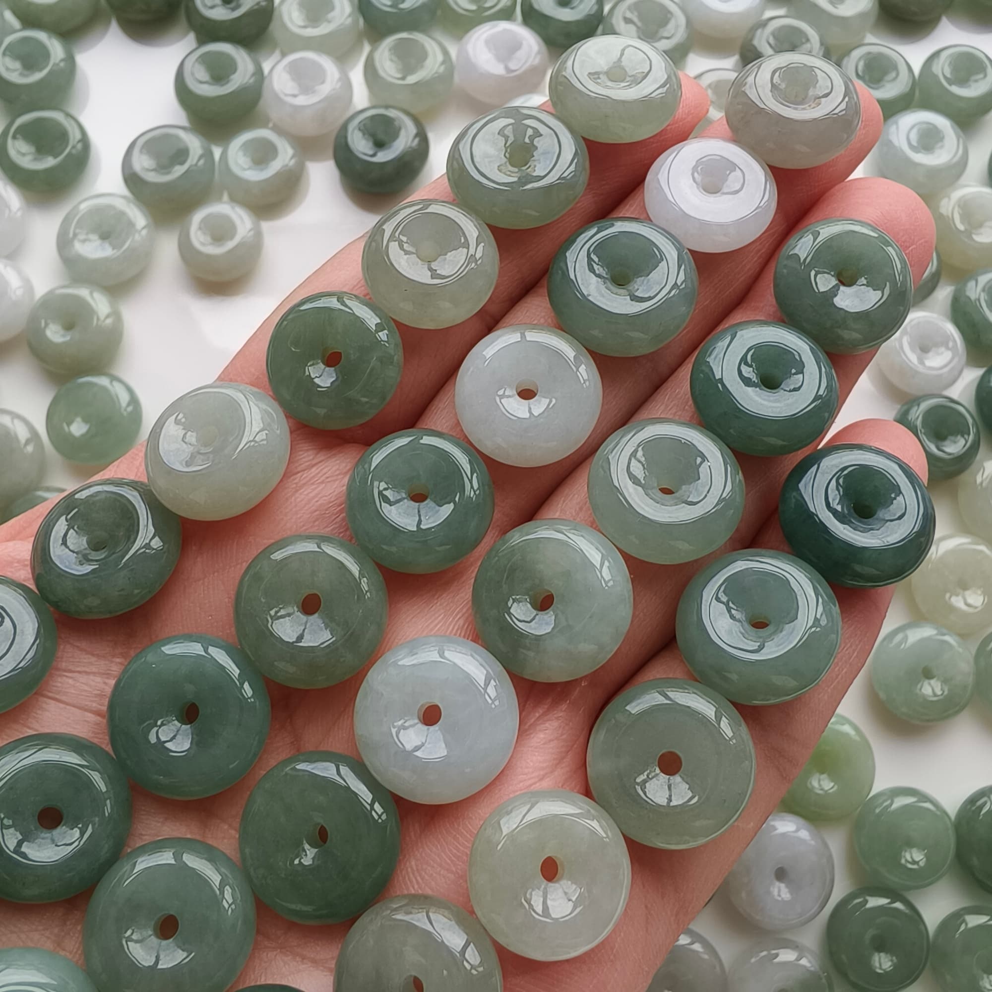 DDP 5pcs 13.5-15mm Natural Type A Untreated Icy Oil Green White Burmese Jadeite Safety Buckle Beads