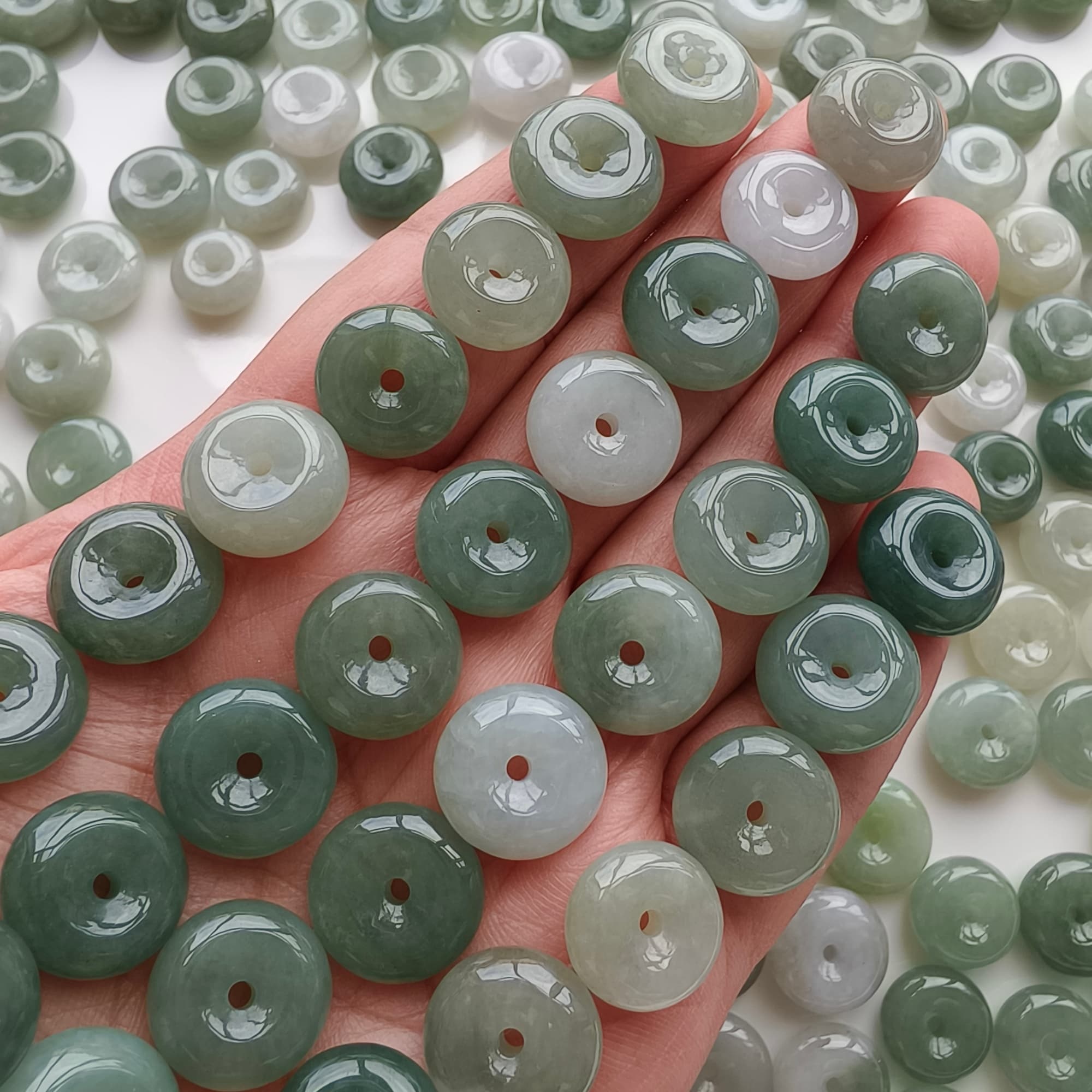 DDP 5pcs 13.5-15mm Natural Type A Untreated Icy Oil Green White Burmese Jadeite Safety Buckle Beads