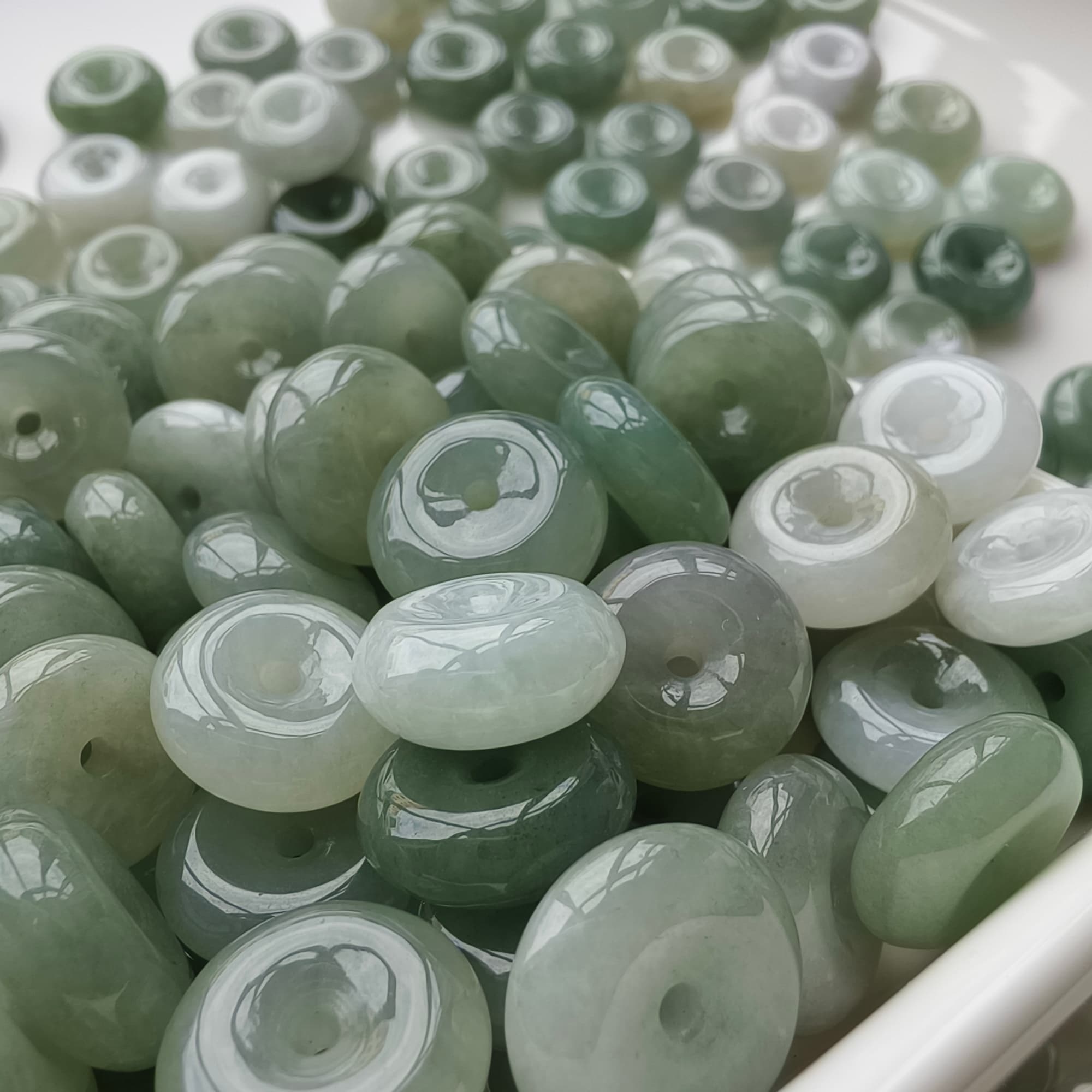 DDP 5pcs 13.5-15mm Natural Type A Untreated Icy Oil Green White Burmese Jadeite Safety Buckle Beads