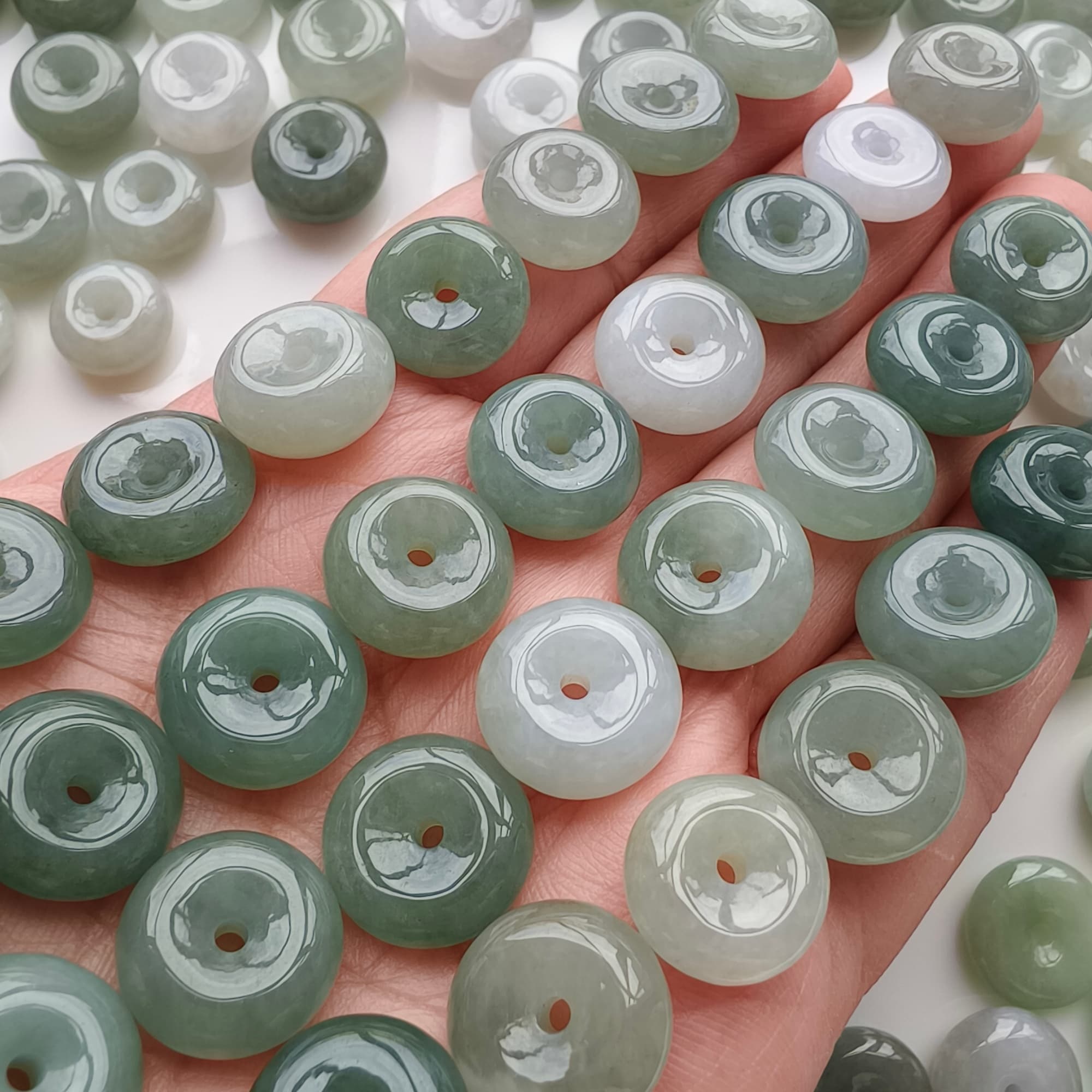 DDP 5pcs 13.5-15mm Natural Type A Untreated Icy Oil Green White Burmese Jadeite Safety Buckle Beads