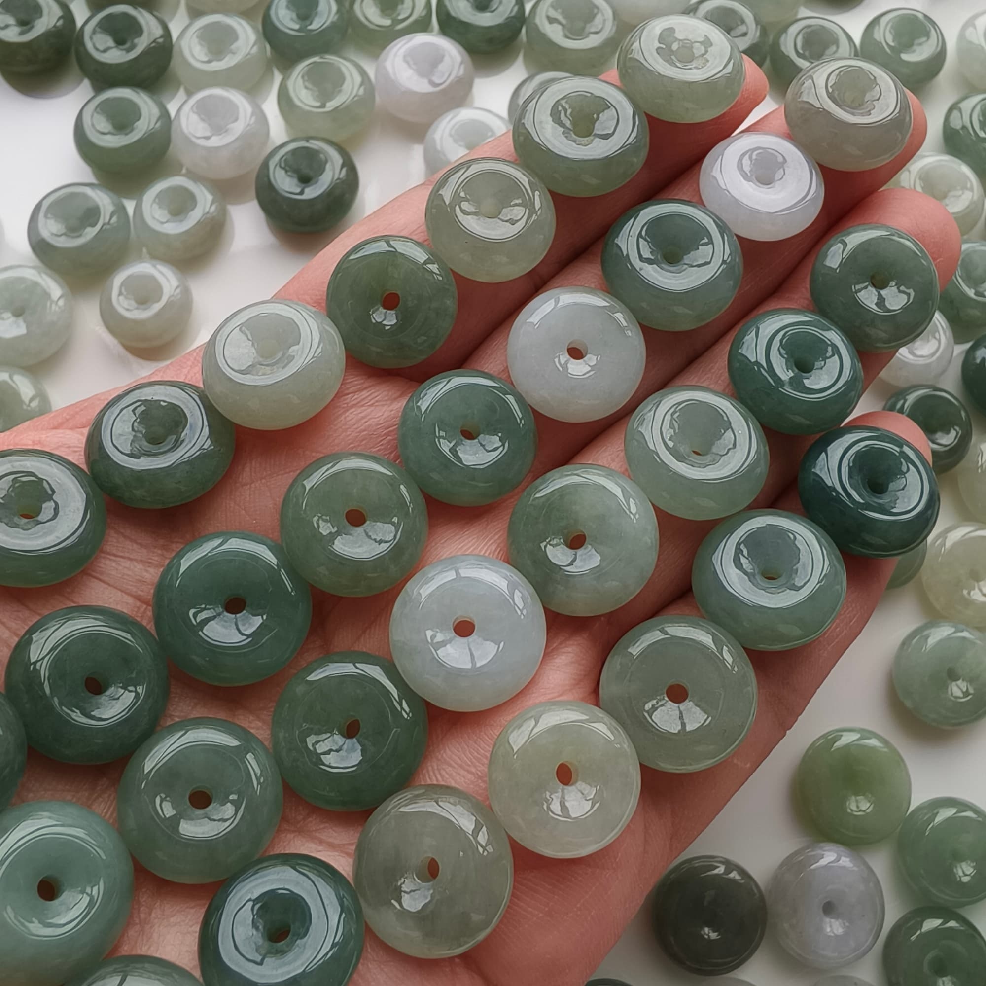 DDP 5pcs 13.5-15mm Natural Type A Untreated Icy Oil Green White Burmese Jadeite Safety Buckle Beads
