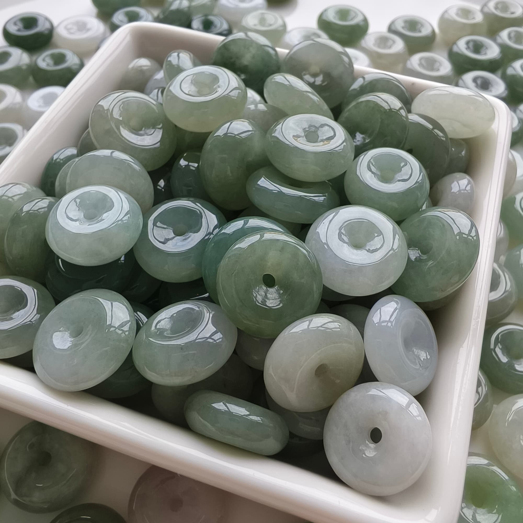 DDP 5pcs 13.5-15mm Natural Type A Untreated Icy Oil Green White Burmese Jadeite Safety Buckle Beads