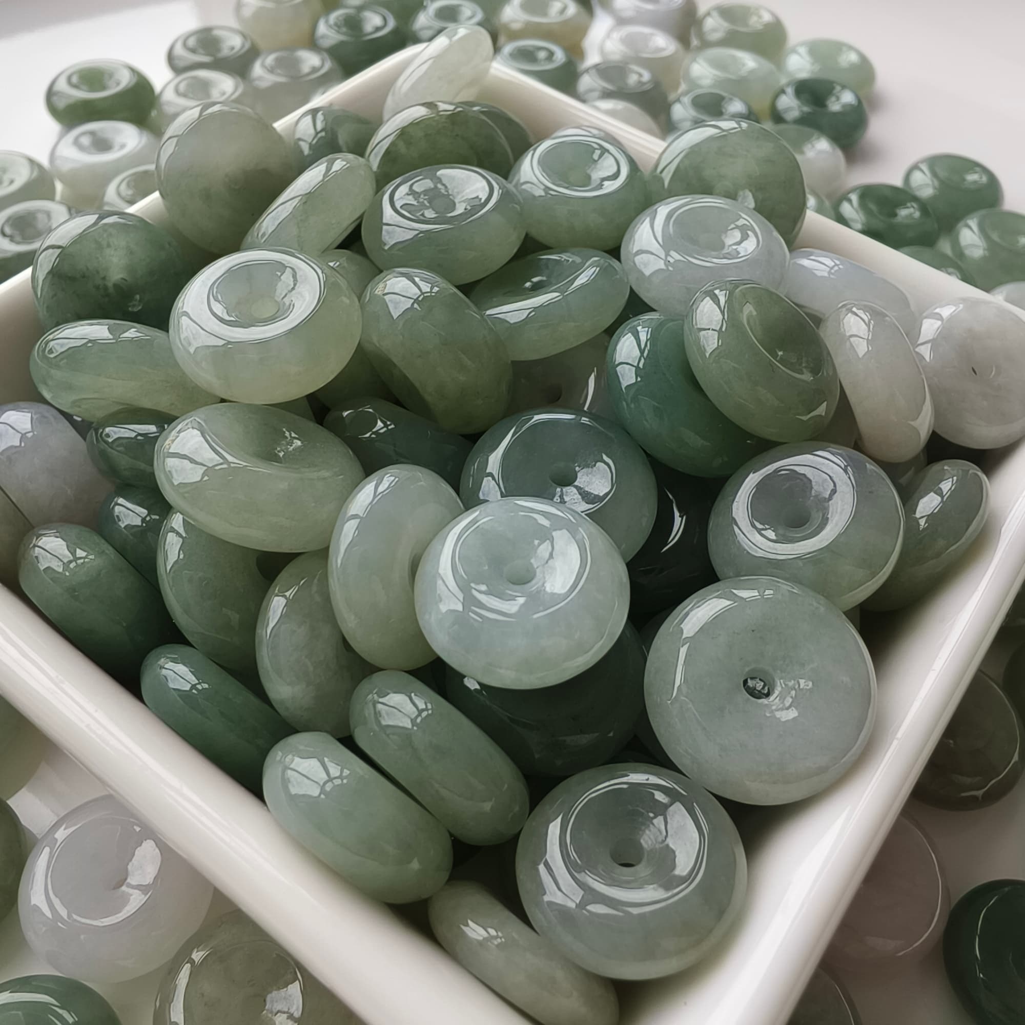 DDP 5pcs 13.5-15mm Natural Type A Untreated Icy Oil Green White Burmese Jadeite Safety Buckle Beads