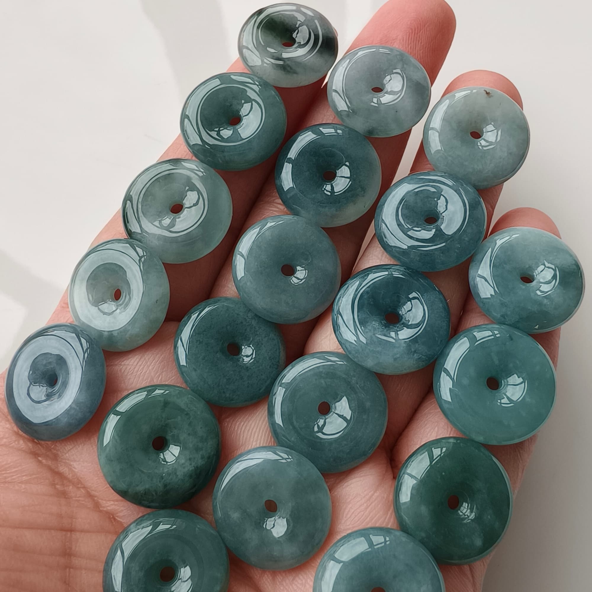 DDP 5pcs 15.5-16mm Natural Type A Blue Guatemalan Jadeite Safety Buckle Beads