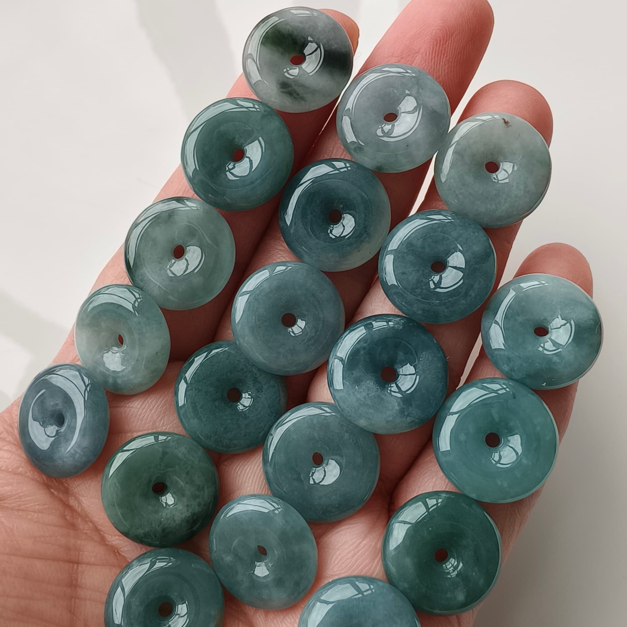 DDP 5pcs 15.5-16mm Natural Type A Blue Guatemalan Jadeite Safety Buckle Beads