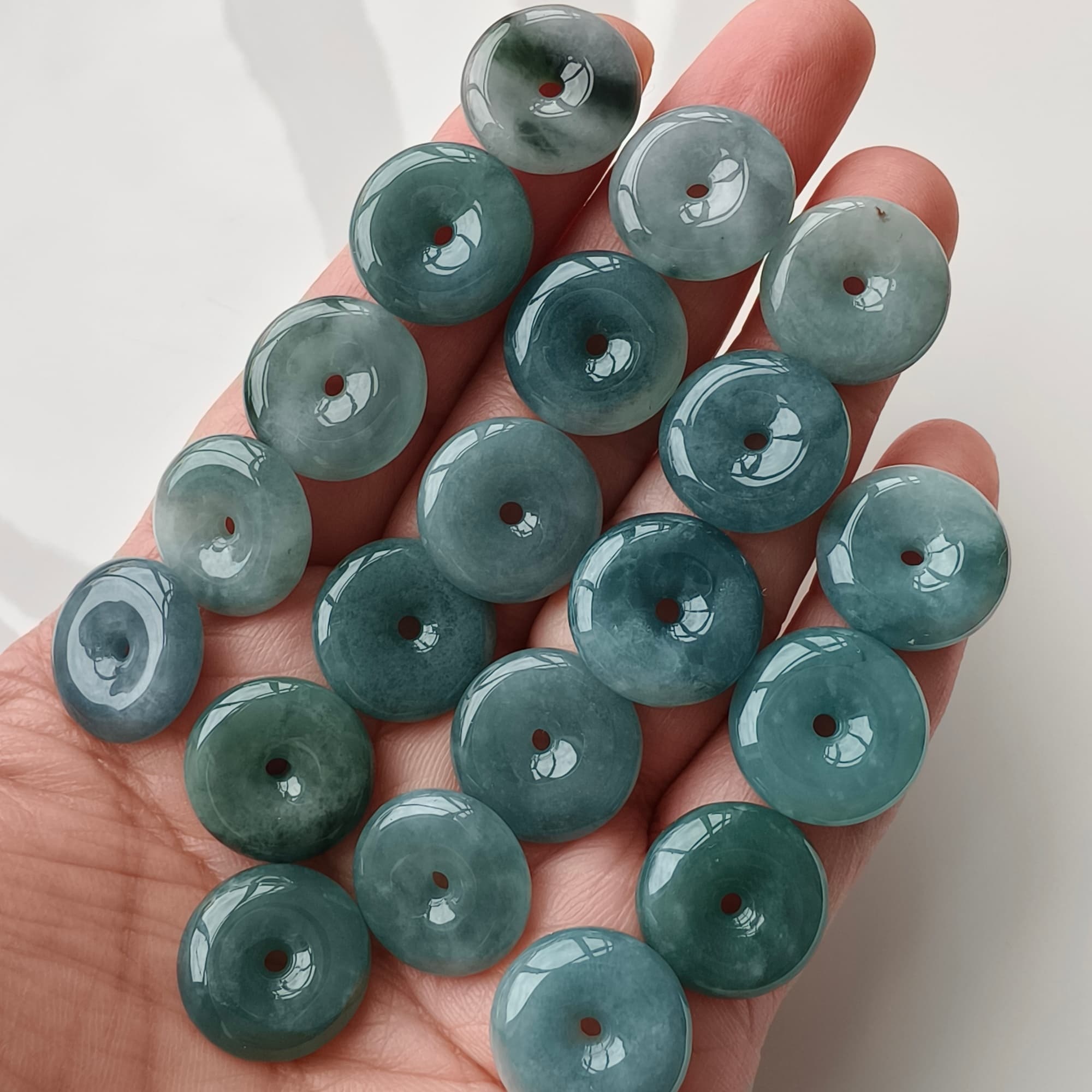 DDP 5pcs 15.5-16mm Natural Type A Blue Guatemalan Jadeite Safety Buckle Beads