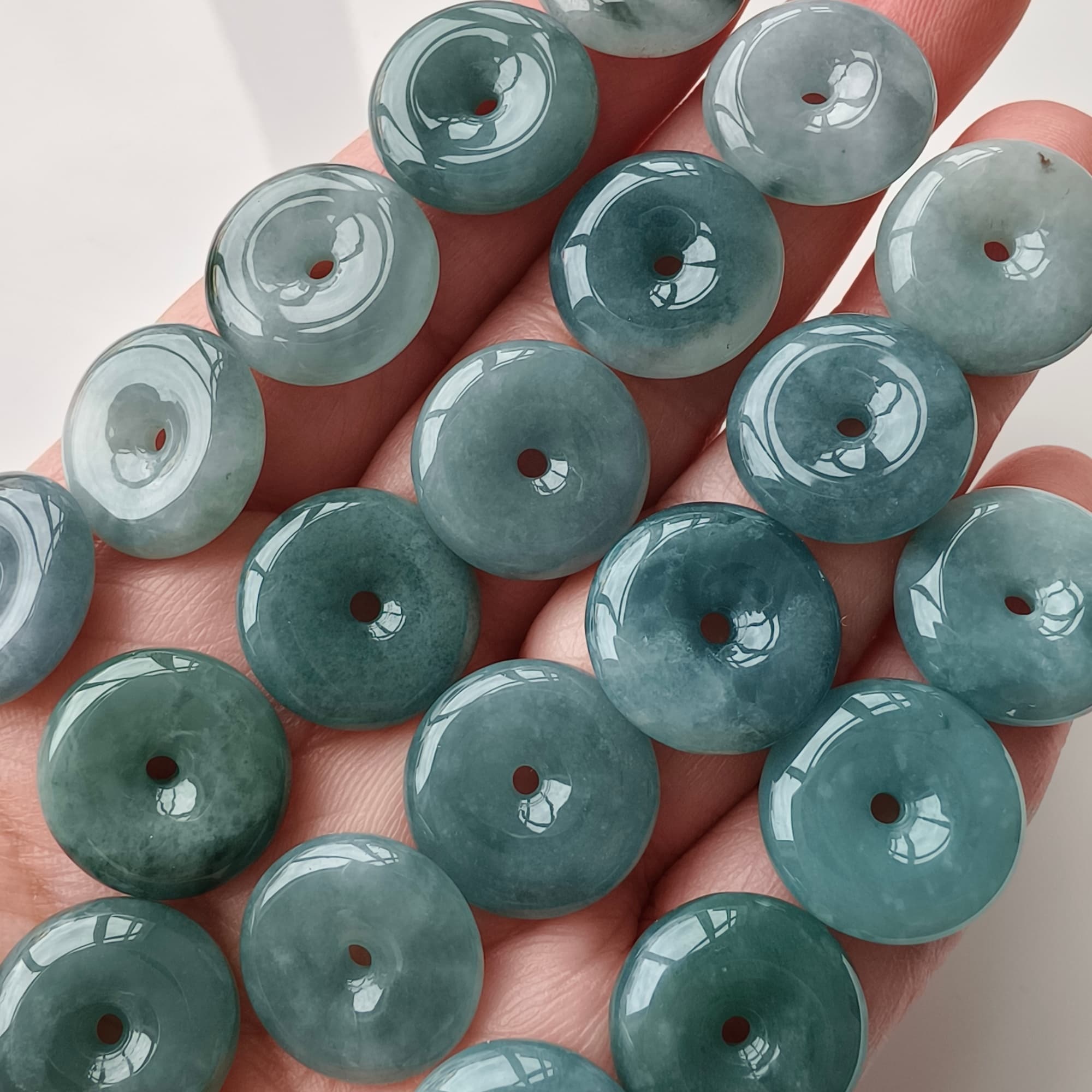 DDP 5pcs 15.5-16mm Natural Type A Blue Guatemalan Jadeite Safety Buckle Beads