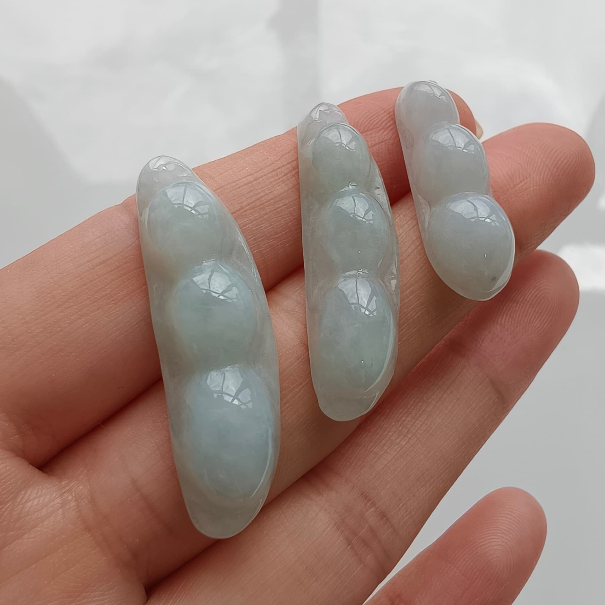 DDP 3pcs 26.5-35mm Natural Certificated Type A Green White Burmese Jadeite Green Bean Beads