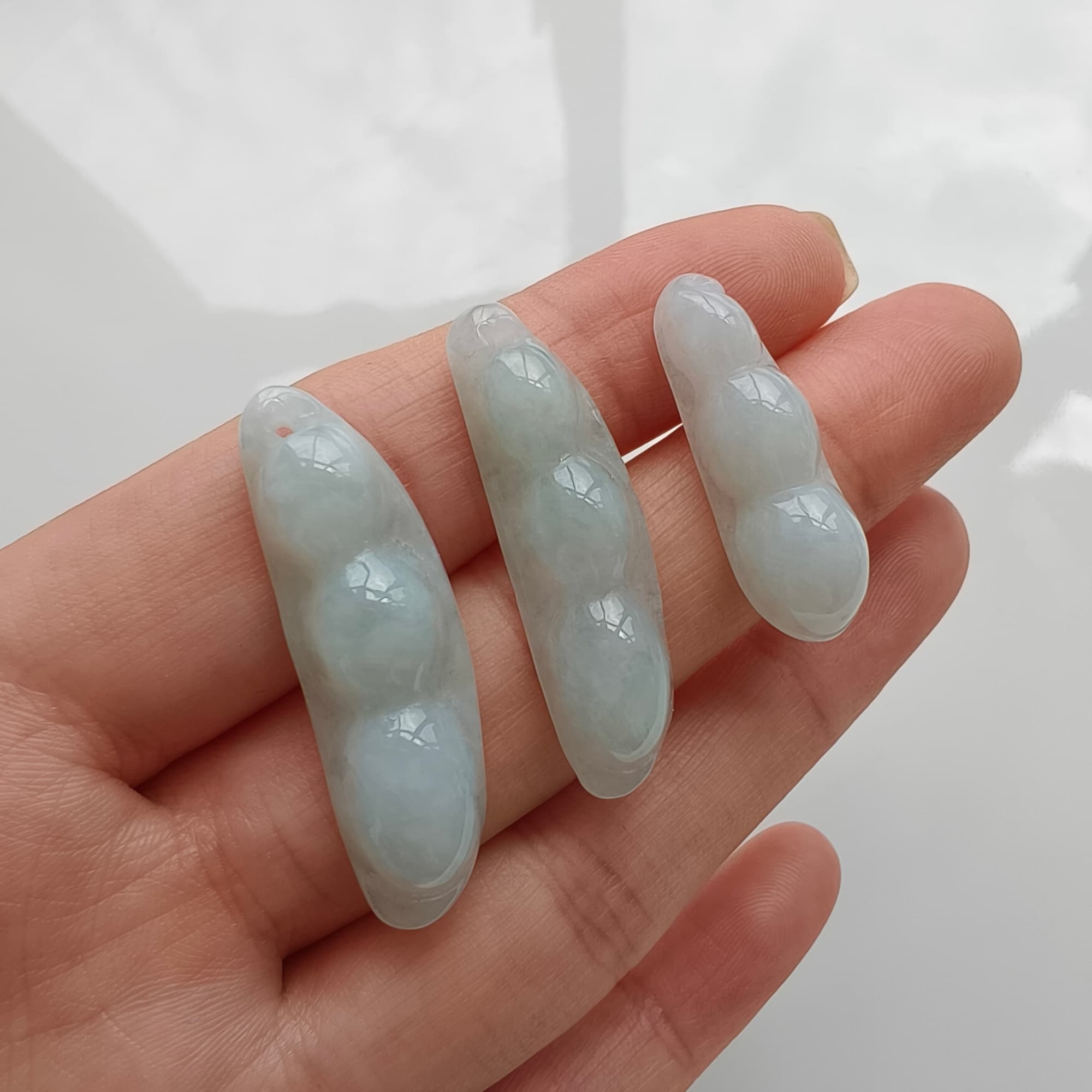 DDP 3pcs 26.5-35mm Natural Certificated Type A Green White Burmese Jadeite Green Bean Beads