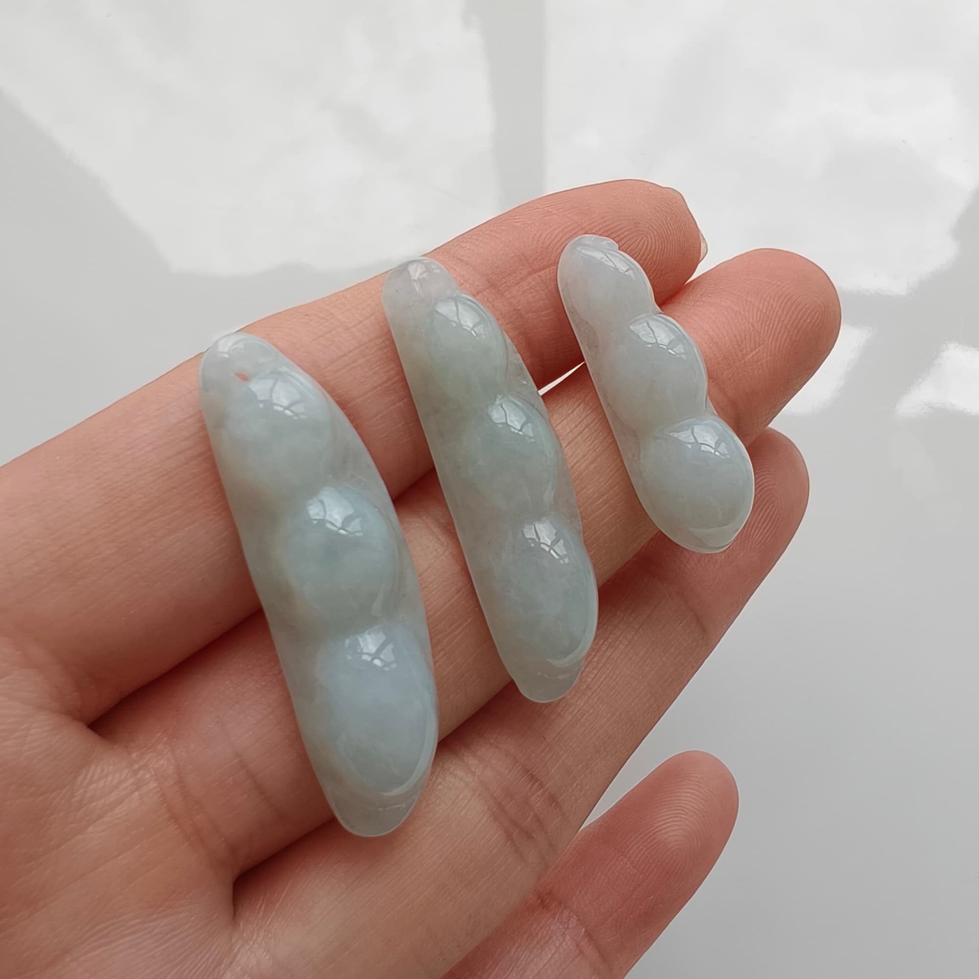 DDP 3pcs 26.5-35mm Natural Certificated Type A Green White Burmese Jadeite Green Bean Beads