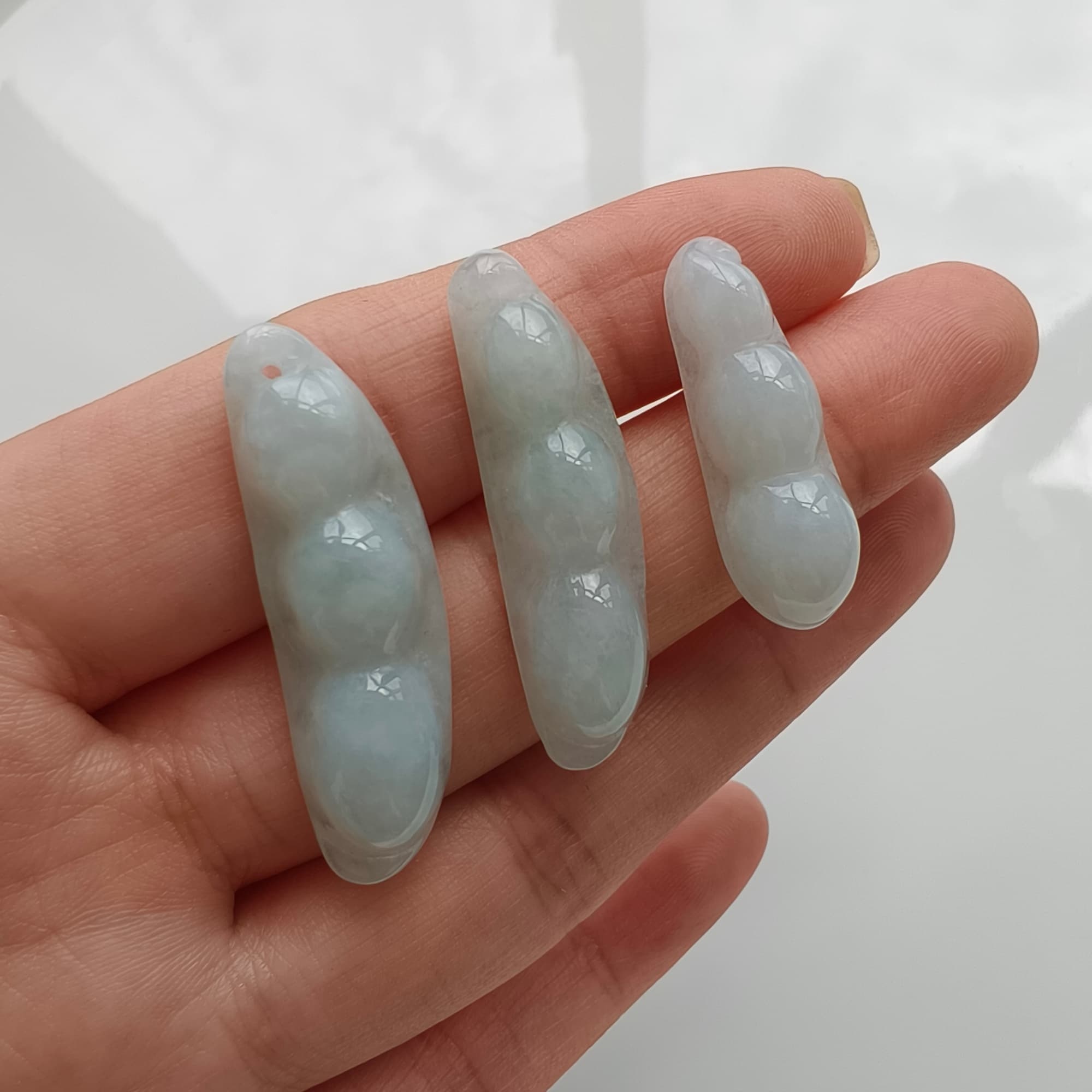 DDP 3pcs 26.5-35mm Natural Certificated Type A Green White Burmese Jadeite Green Bean Beads