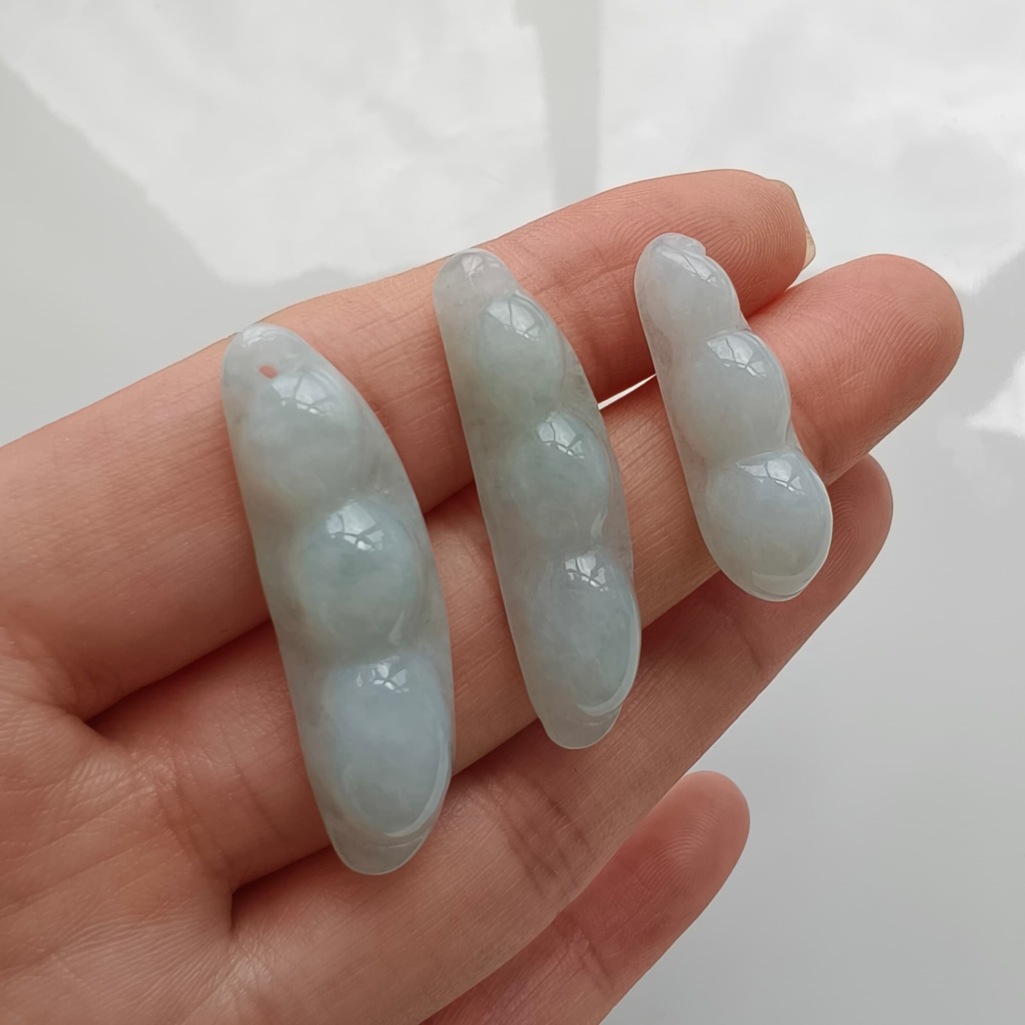 DDP 3pcs 26.5-35mm Natural Certificated Type A Green White Burmese Jadeite Green Bean Beads