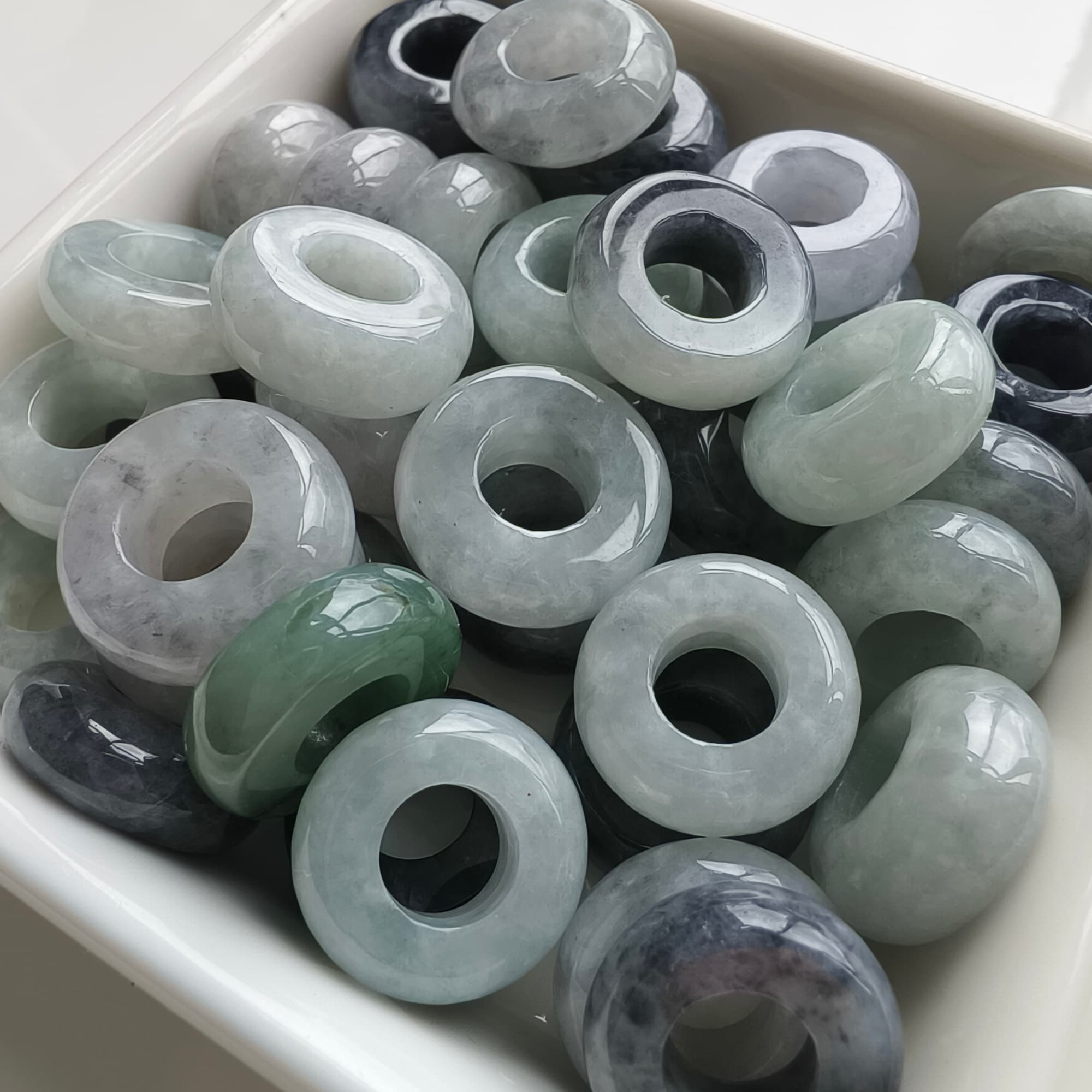 DDP 5pcs 16-17mm Natural Type A Untreated Black Chicken Species Green White Burmese Jadeite Donut And Ring Beads