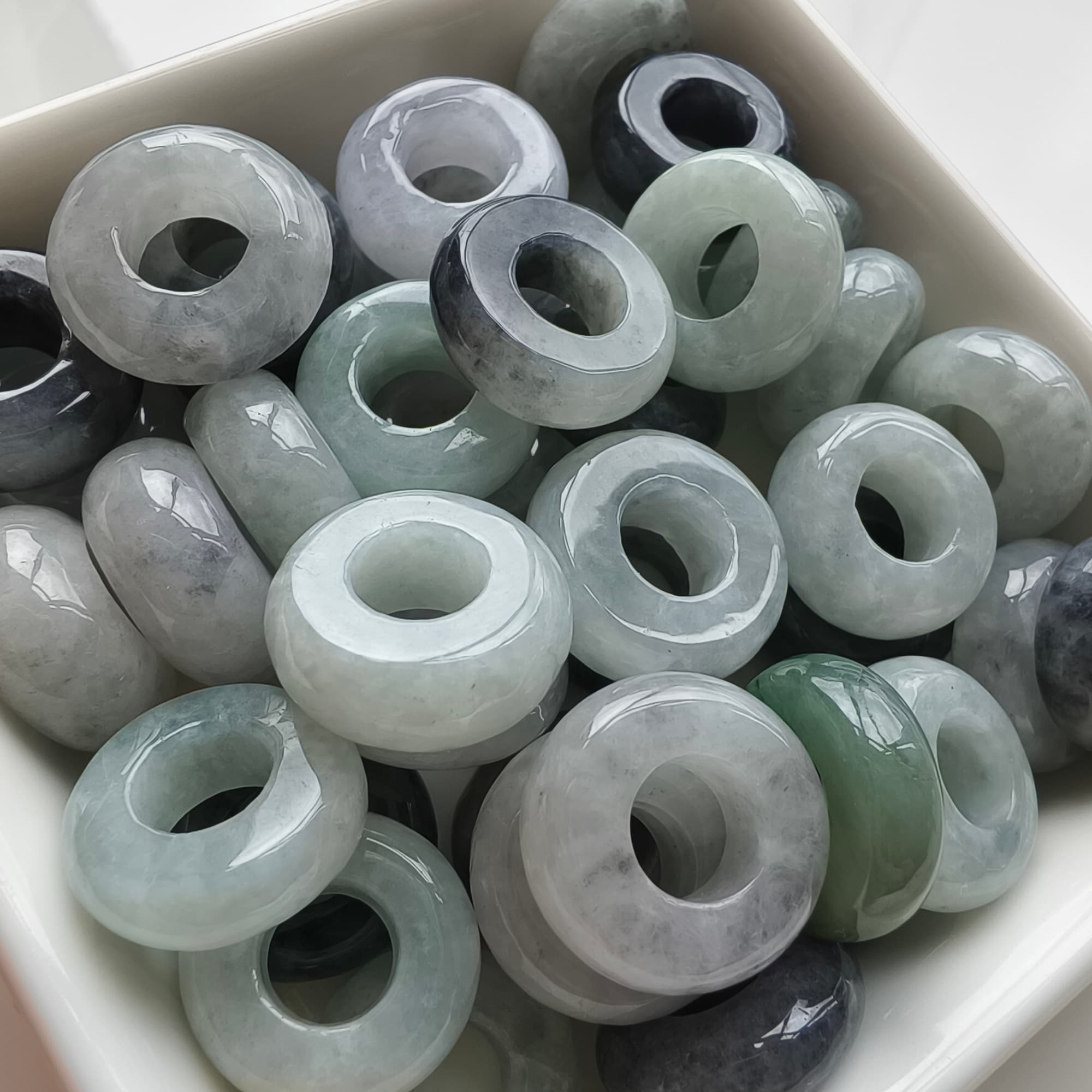 DDP 5pcs 16-17mm Natural Type A Untreated Black Chicken Species Green White Burmese Jadeite Donut And Ring Beads
