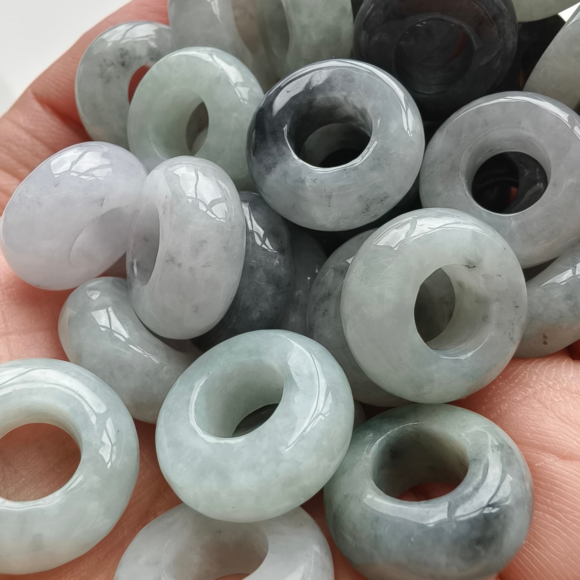 DDP 5pcs 16-17mm Natural Type A Untreated Black Chicken Species Green White Burmese Jadeite Donut And Ring Beads