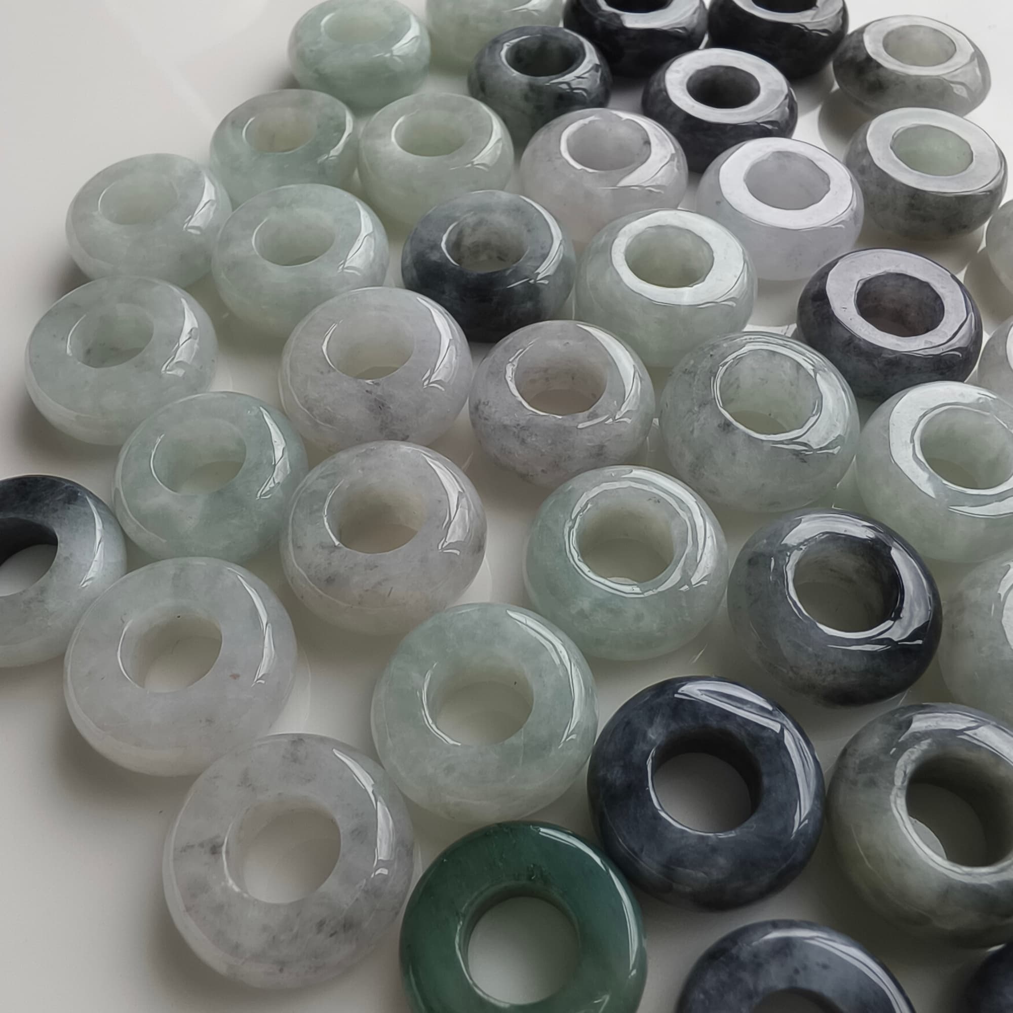 DDP 5pcs 16-17mm Natural Type A Untreated Black Chicken Species Green White Burmese Jadeite Donut And Ring Beads
