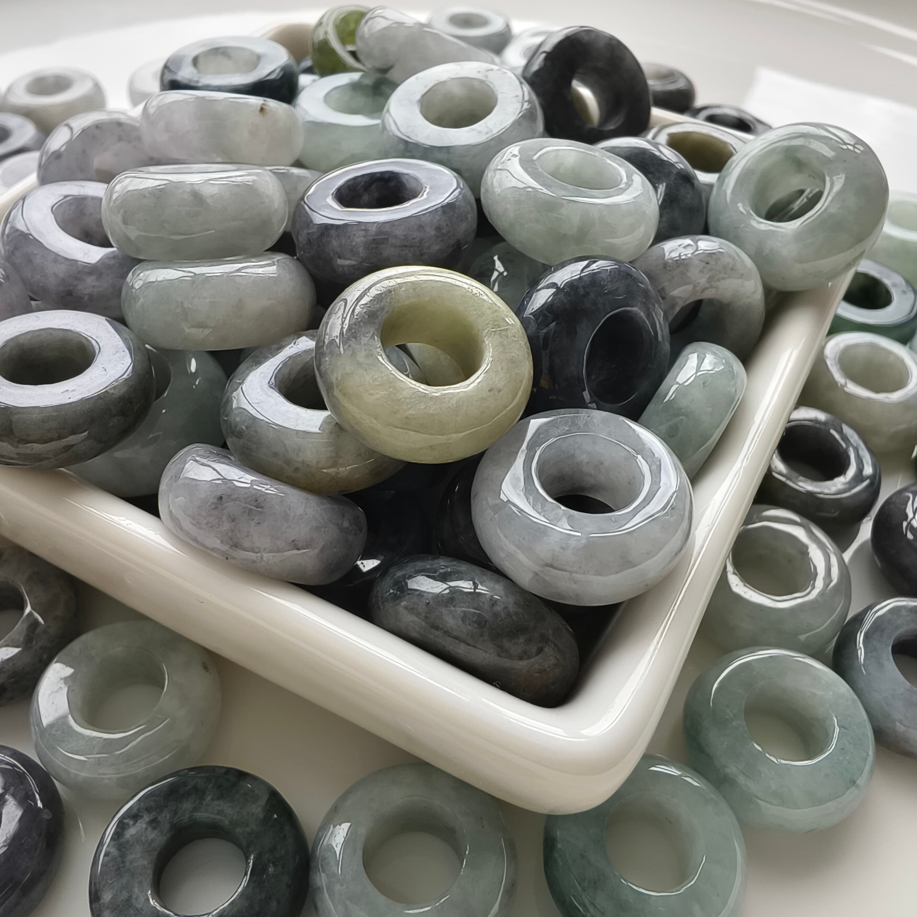 DDP 10pcs 16-17mm Natural Type A Untreated Black Chicken Species Green White Burmese Jadeite Donut And Ring Beads