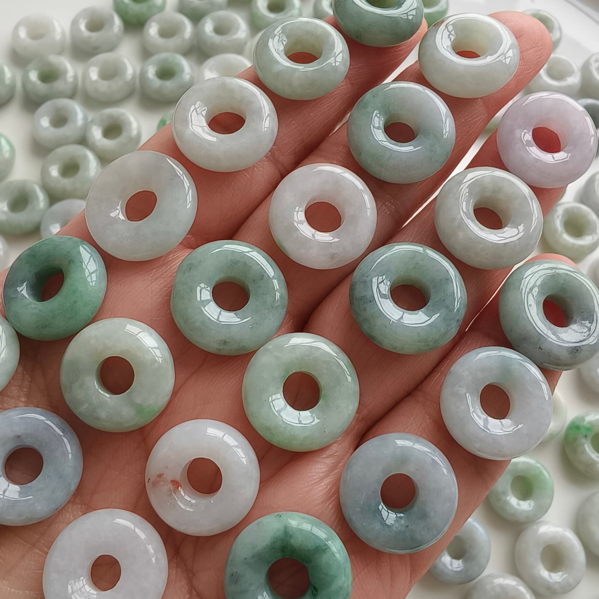 DDP 5pcs 14.5-16mm Natural Type A Untreated Black Chicken Species Green White Burmese Jadeite Donut And Ring Beads