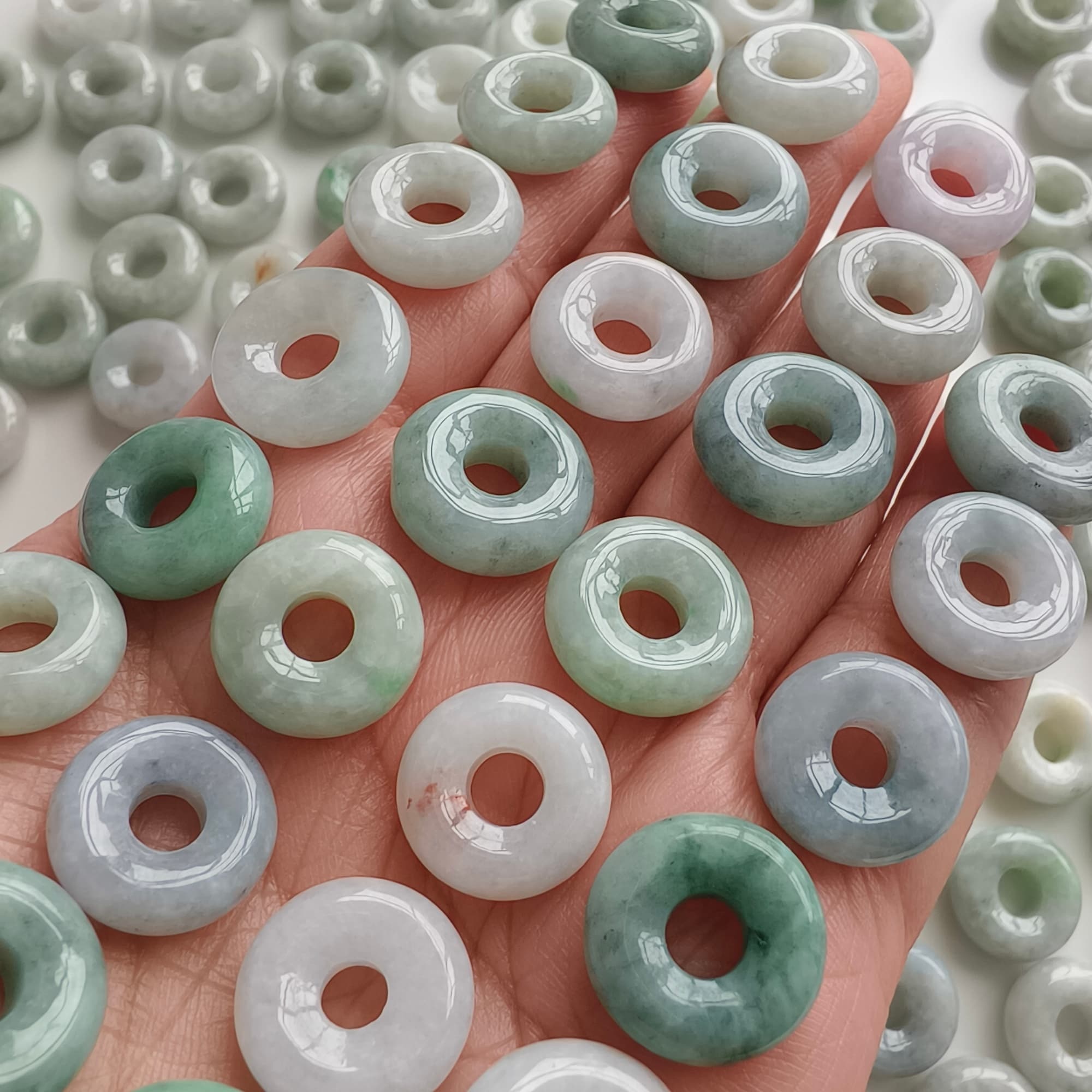 DDP 5pcs 14.5-16mm Natural Type A Untreated Black Chicken Species Green White Burmese Jadeite Donut And Ring Beads