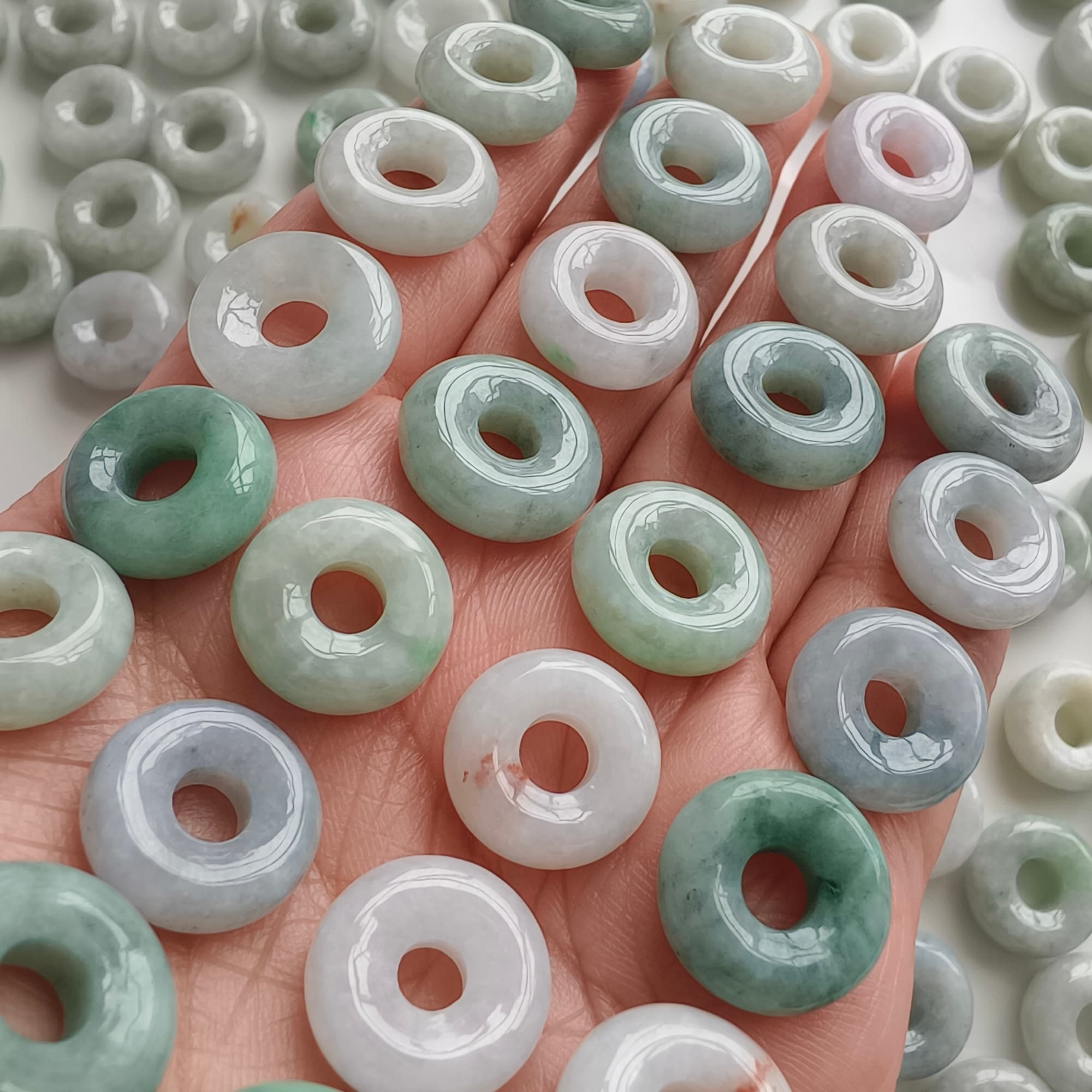 DDP 5pcs 14.5-16mm Natural Type A Untreated Black Chicken Species Green White Burmese Jadeite Donut And Ring Beads