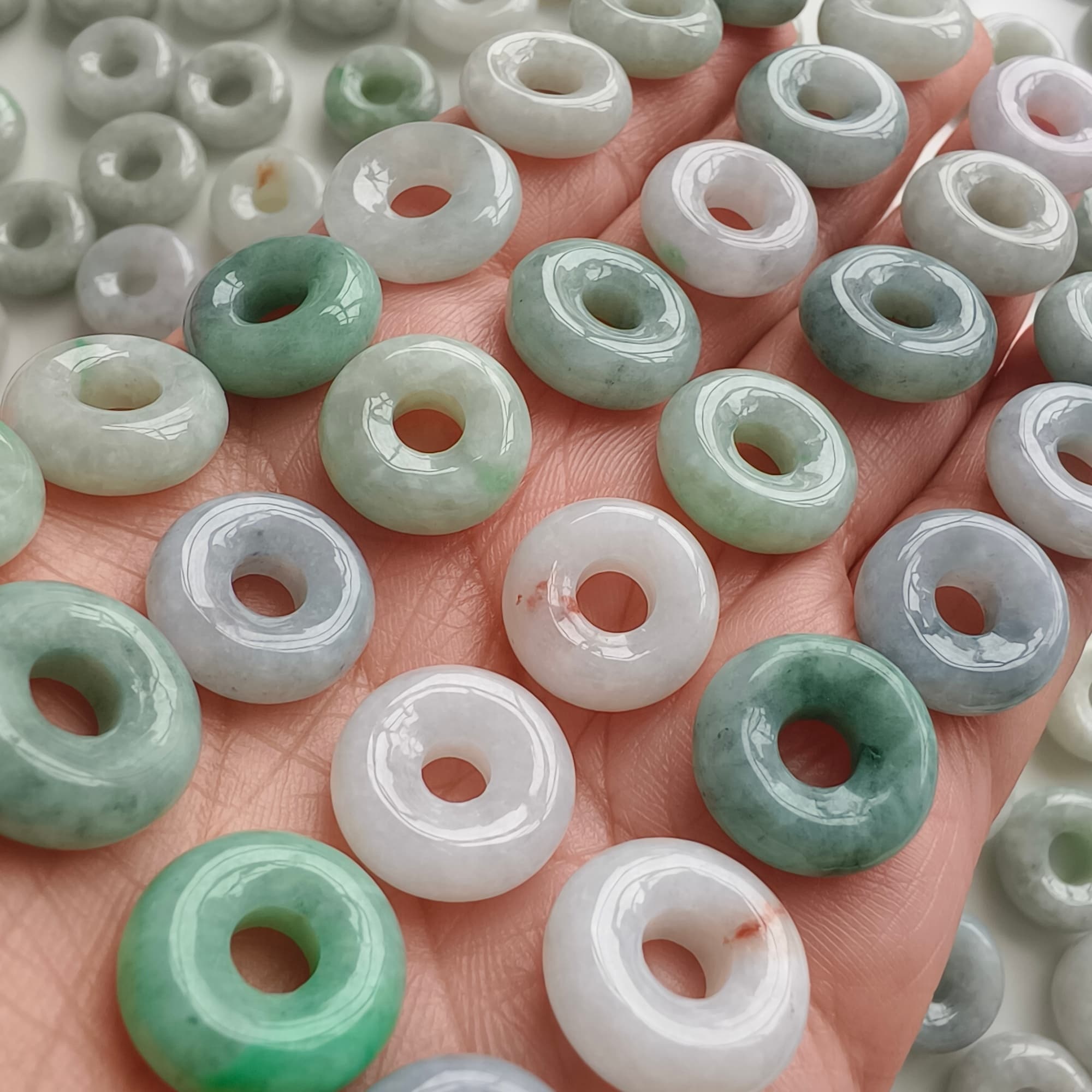 DDP 5pcs 14.5-16mm Natural Type A Untreated Black Chicken Species Green White Burmese Jadeite Donut And Ring Beads