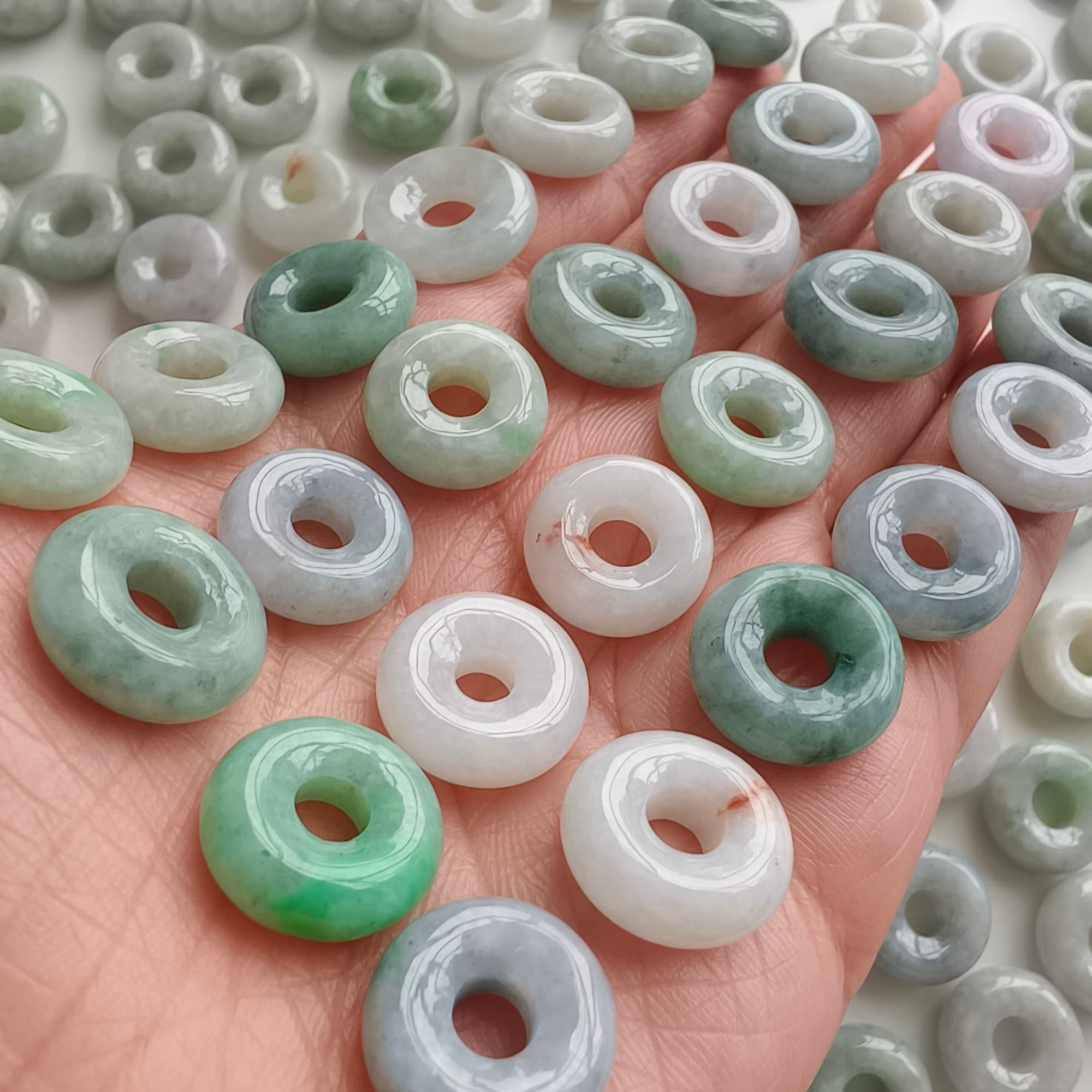 DDP 5pcs 14.5-16mm Natural Type A Untreated Black Chicken Species Green White Burmese Jadeite Donut And Ring Beads