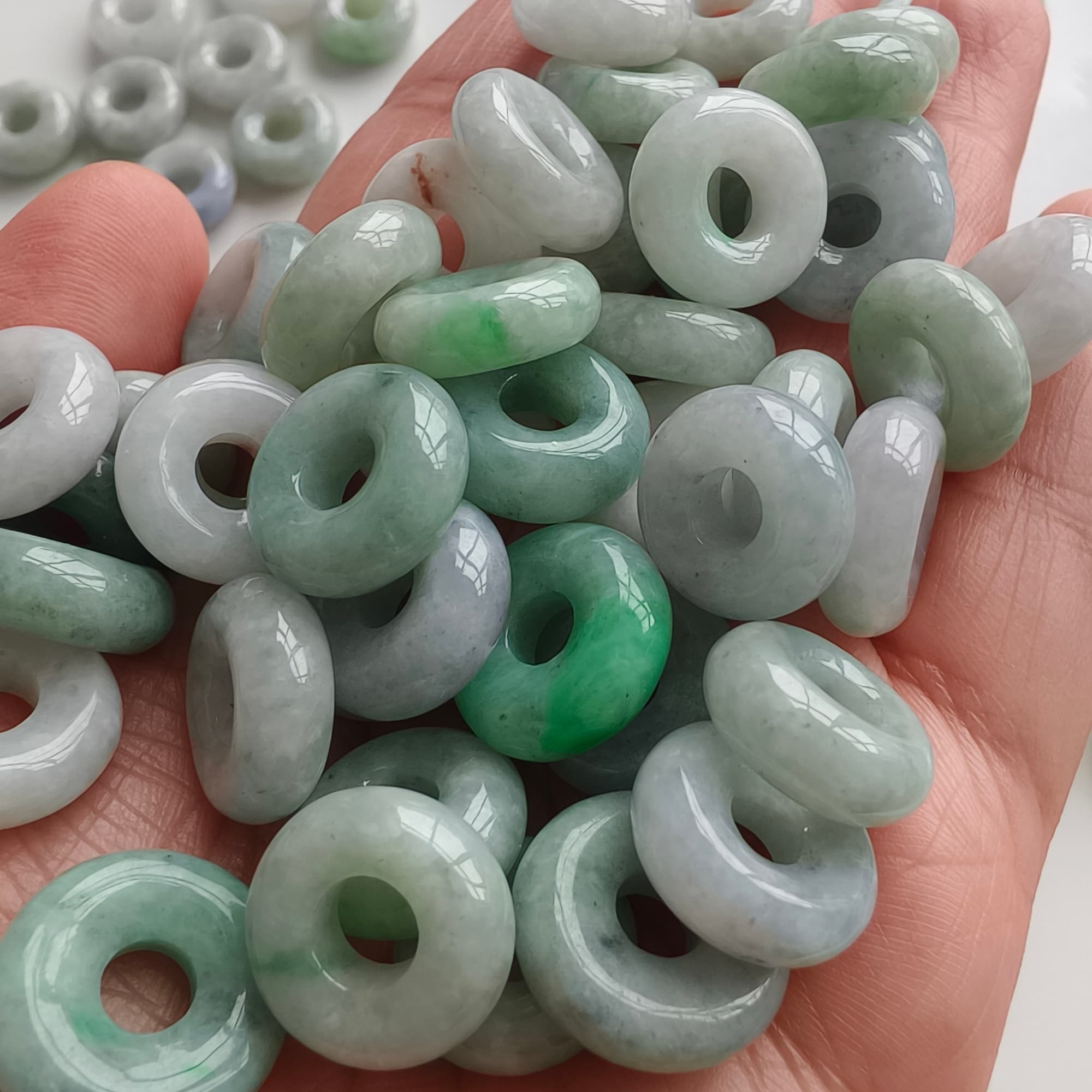 DDP 5pcs 14.5-16mm Natural Type A Untreated Black Chicken Species Green White Burmese Jadeite Donut And Ring Beads