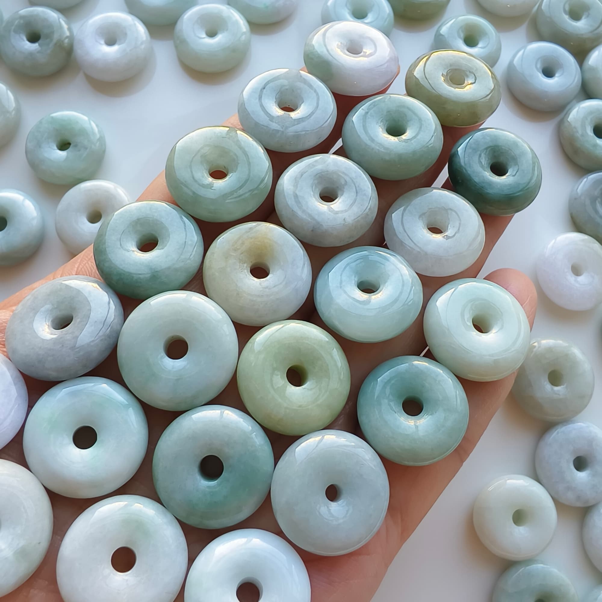 DDP 10pcs 17-18mm Natural Type A Untreated Green White Burmese Jadeite Safety Buckle Beads