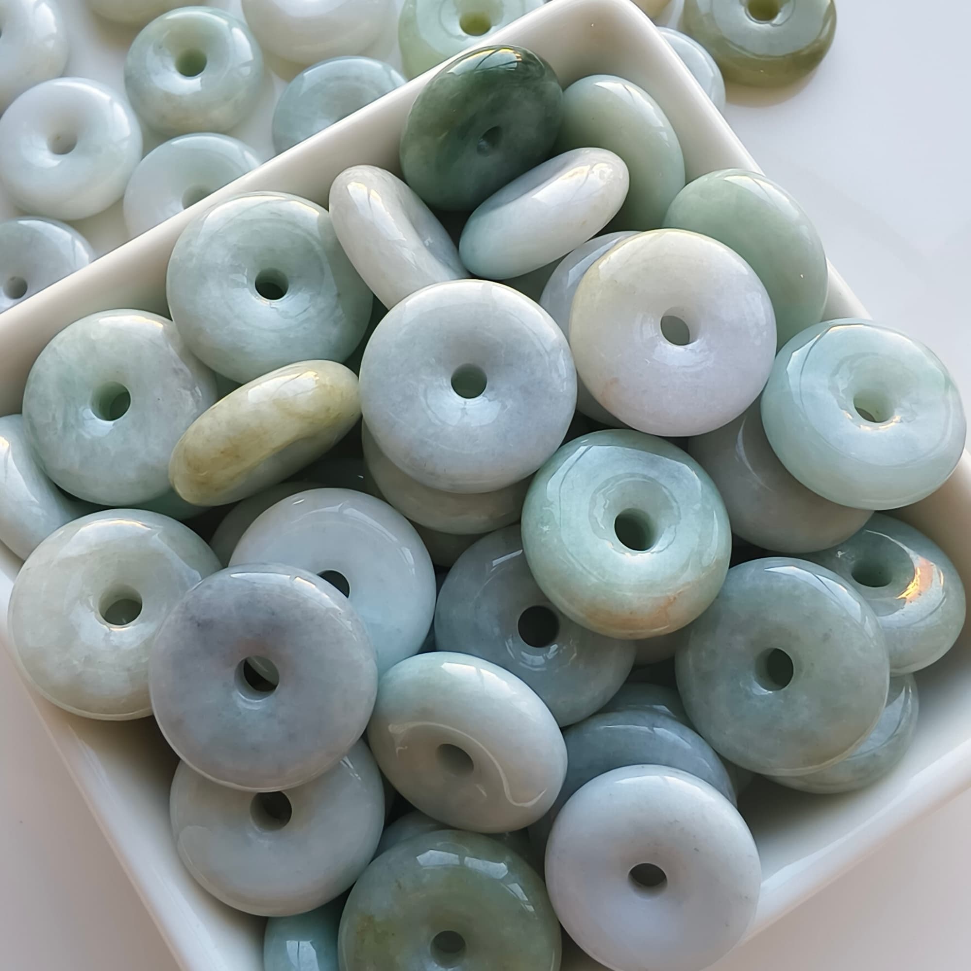 DDP 10pcs 17-18mm Natural Type A Untreated Green White Burmese Jadeite Safety Buckle Beads