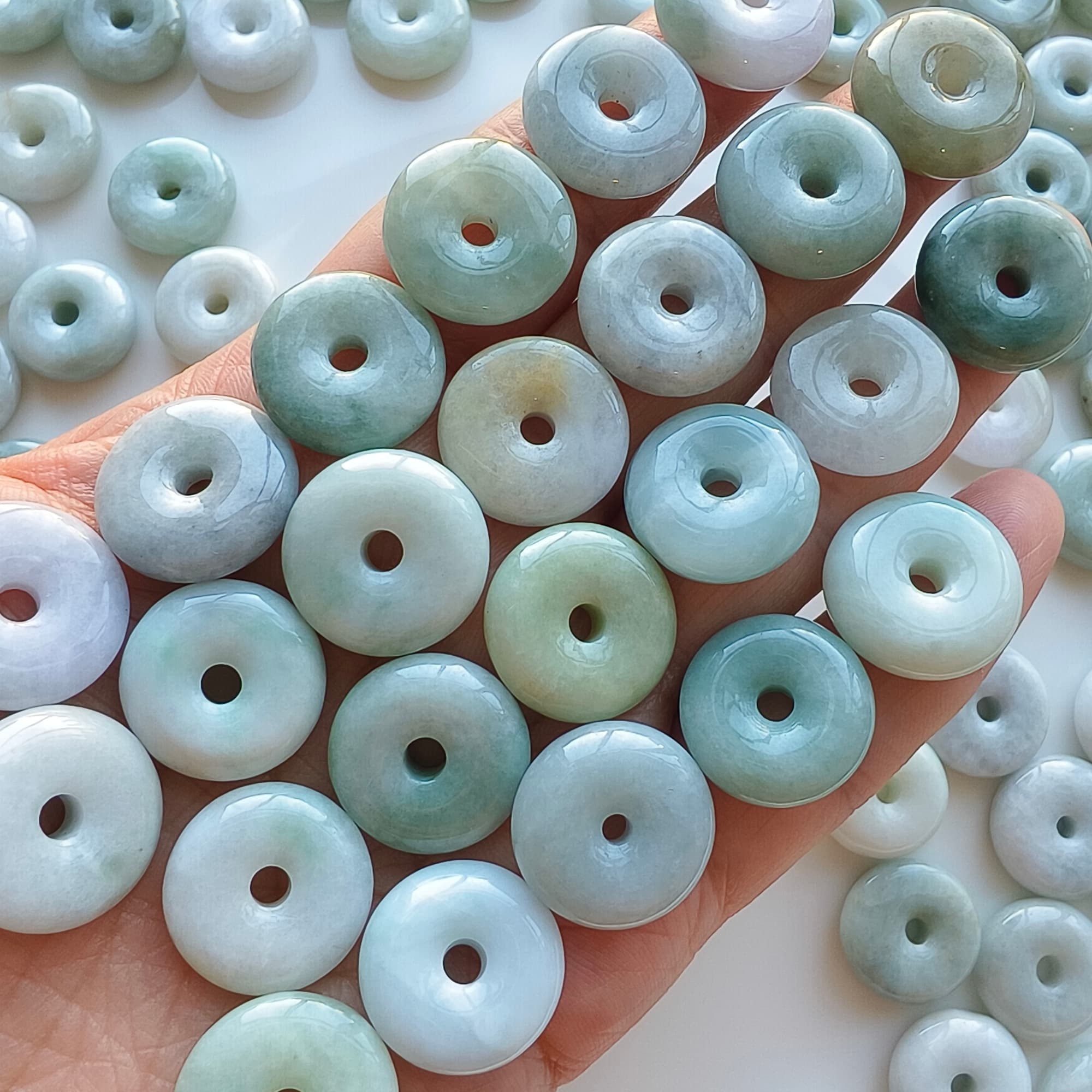 DDP 10pcs 17-18mm Natural Type A Untreated Green White Burmese Jadeite Safety Buckle Beads