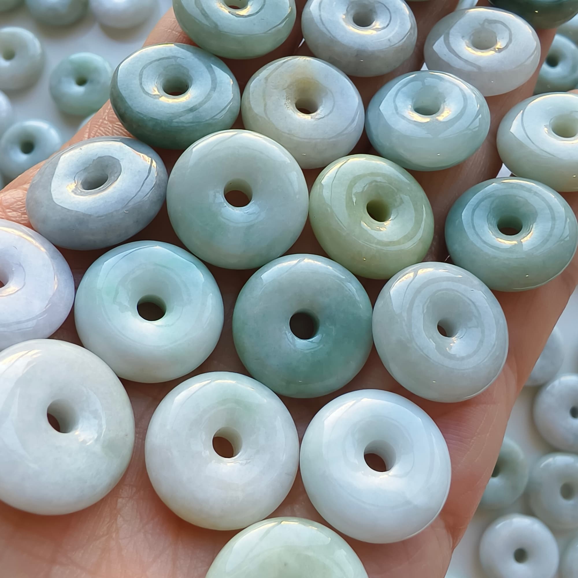 DDP 10pcs 17-18mm Natural Type A Untreated Green White Burmese Jadeite Safety Buckle Beads