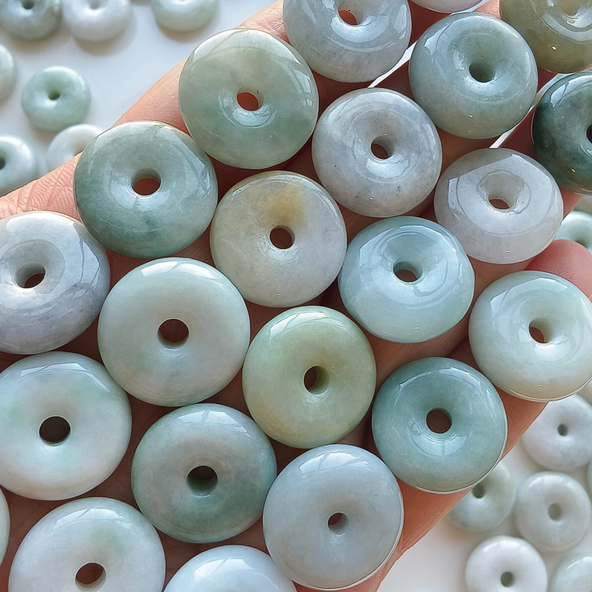 DDP 10pcs 17-18mm Natural Type A Untreated Green White Burmese Jadeite Safety Buckle Beads