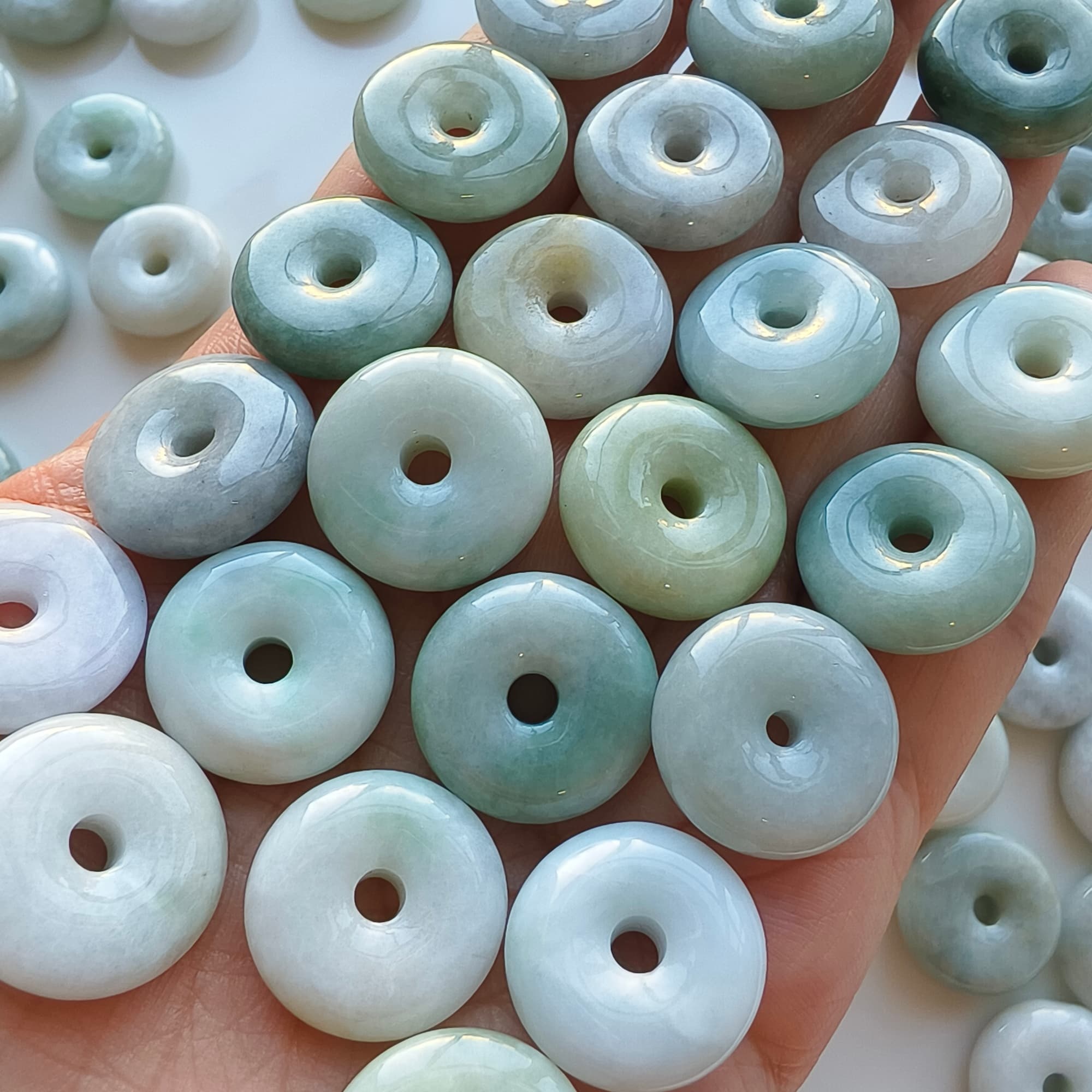 DDP 10pcs 17-18mm Natural Type A Untreated Green White Burmese Jadeite Safety Buckle Beads