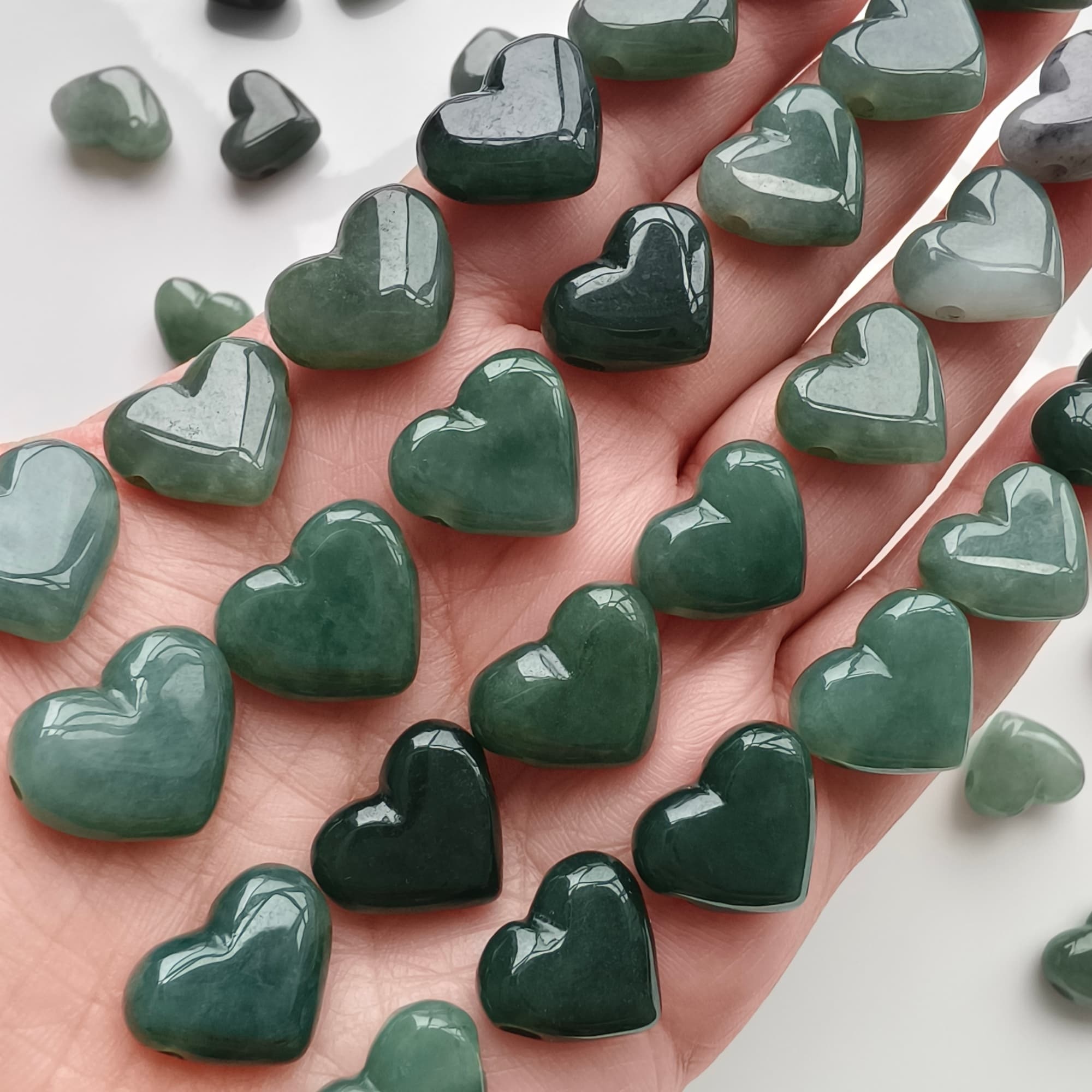 DDP 5pcs 13-17.5mm Natural Certificated Type A Untreated Oil Green Burmese Jadeite Heart Side Drilled Hole Beads