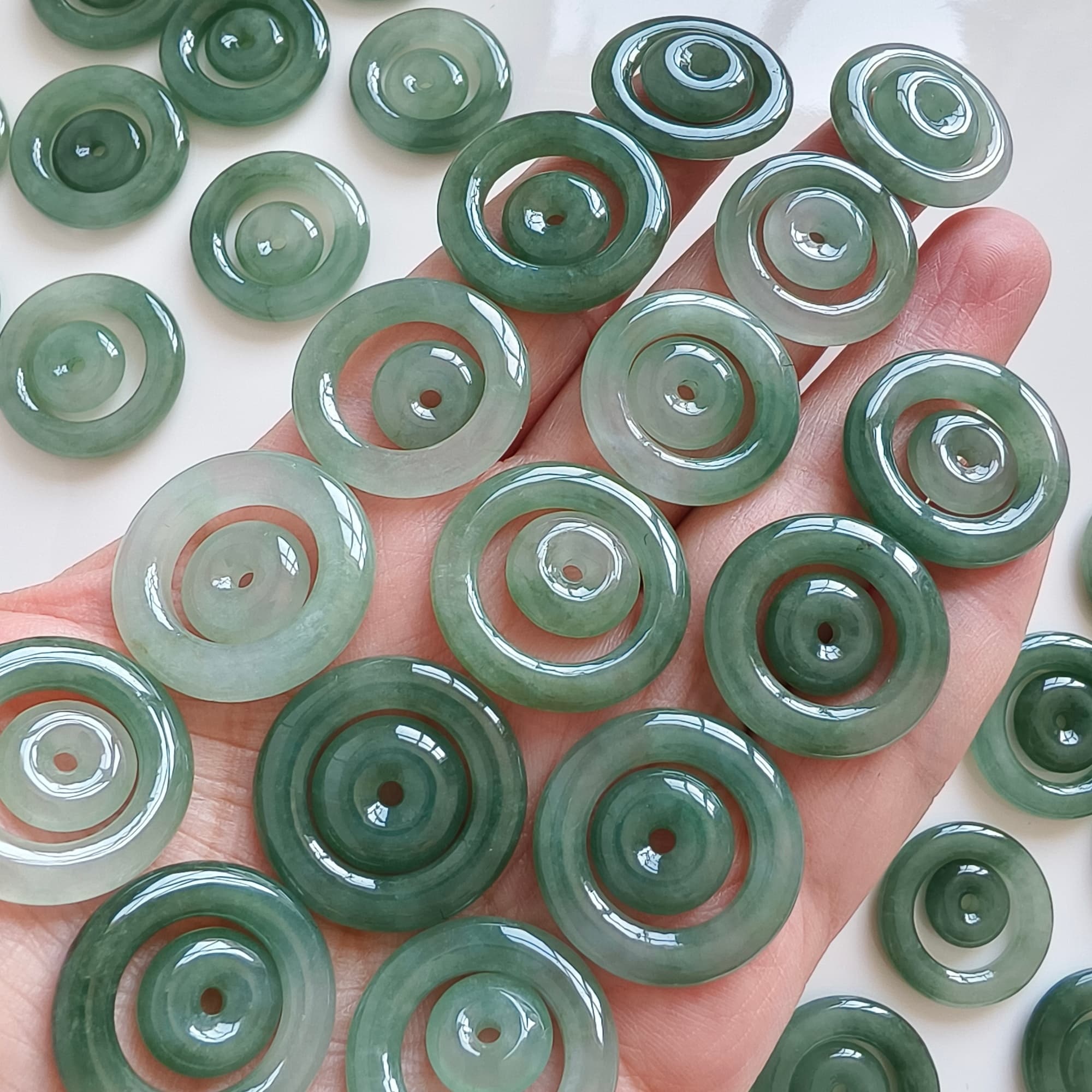 DDP 2pcs 22-24mm Natural Type A Untreated Oil Green Burmese Jadeite Safety Buckle Beads