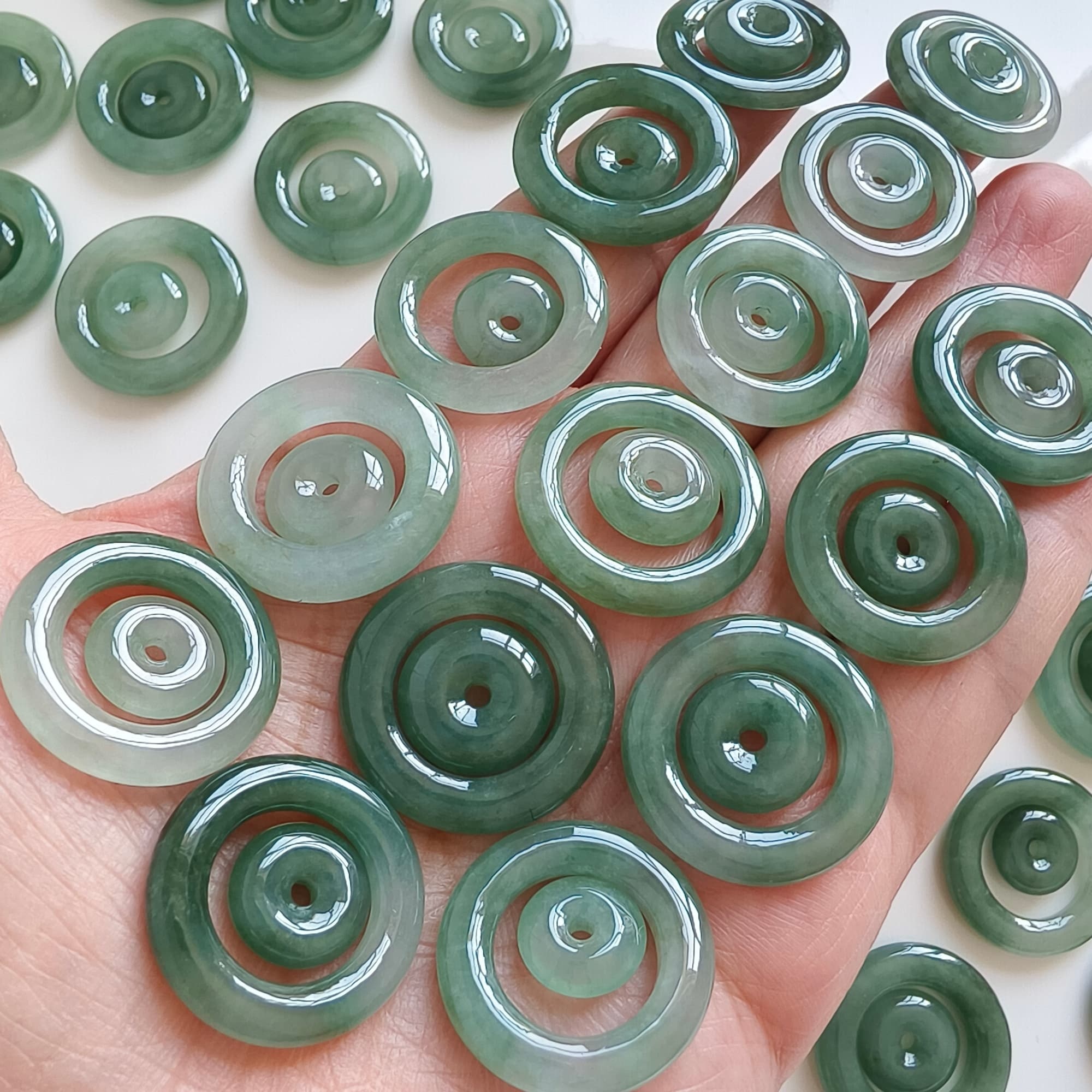 DDP 2pcs 22-24mm Natural Type A Untreated Oil Green Burmese Jadeite Safety Buckle Beads