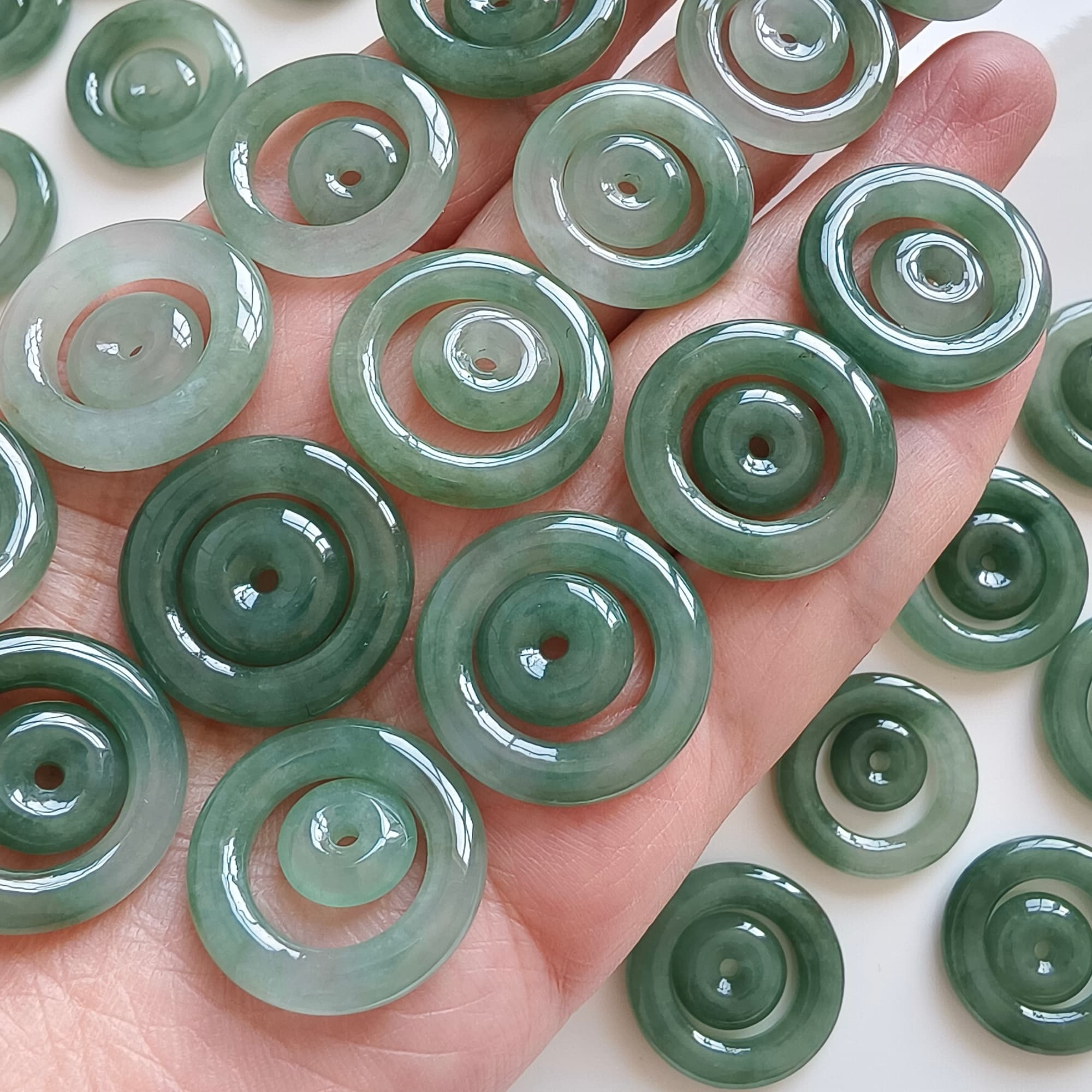 DDP 2pcs 22-24mm Natural Type A Untreated Oil Green Burmese Jadeite Safety Buckle Beads