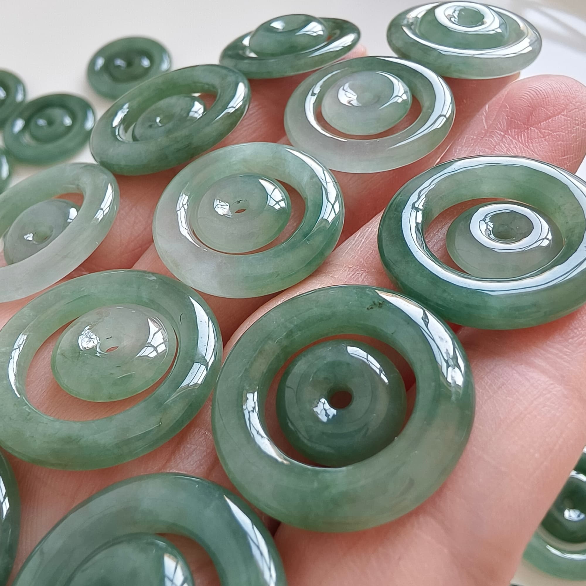 DDP 2pcs 22-24mm Natural Type A Untreated Oil Green Burmese Jadeite Safety Buckle Beads