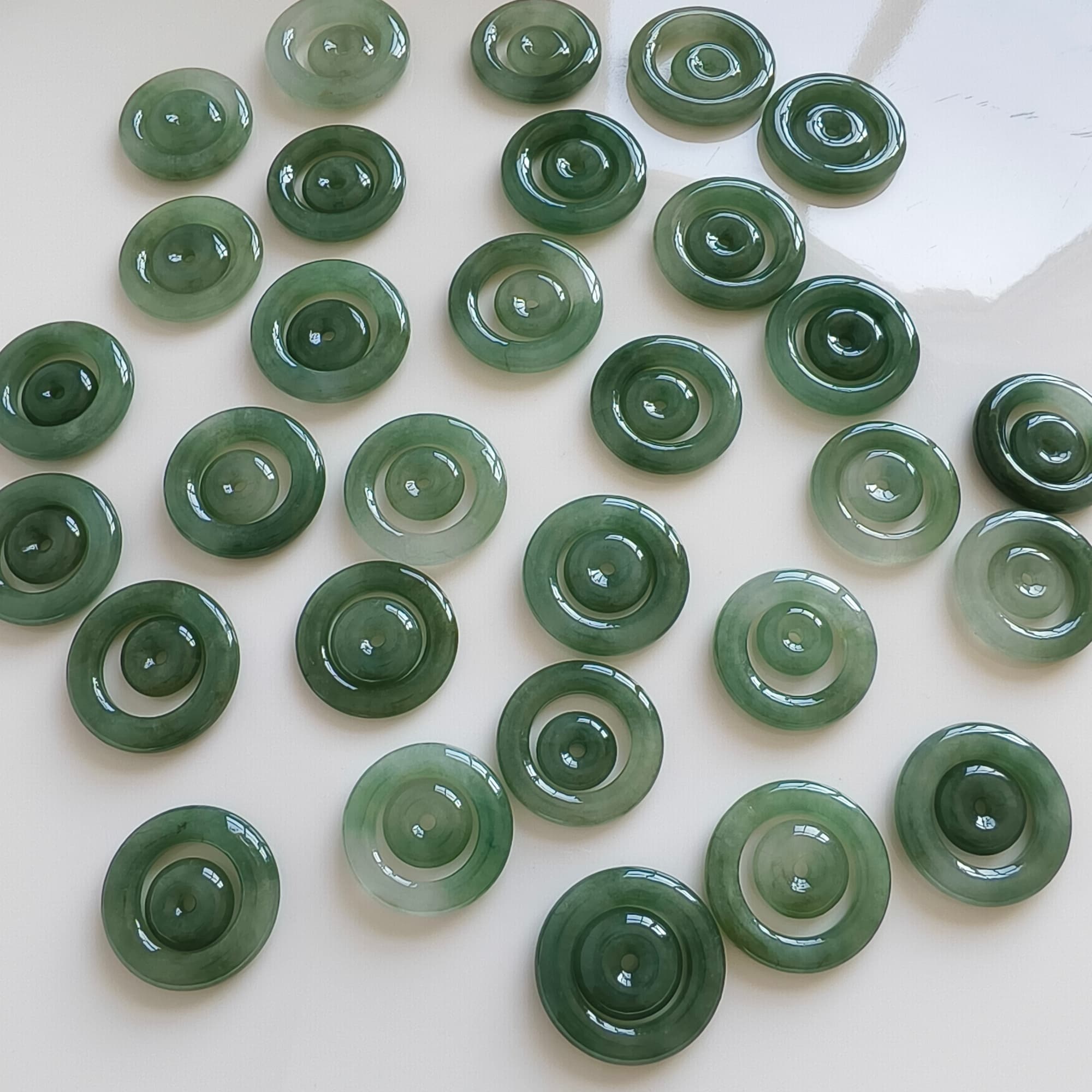 DDP 2pcs 22-24mm Natural Type A Untreated Oil Green Burmese Jadeite Safety Buckle Beads
